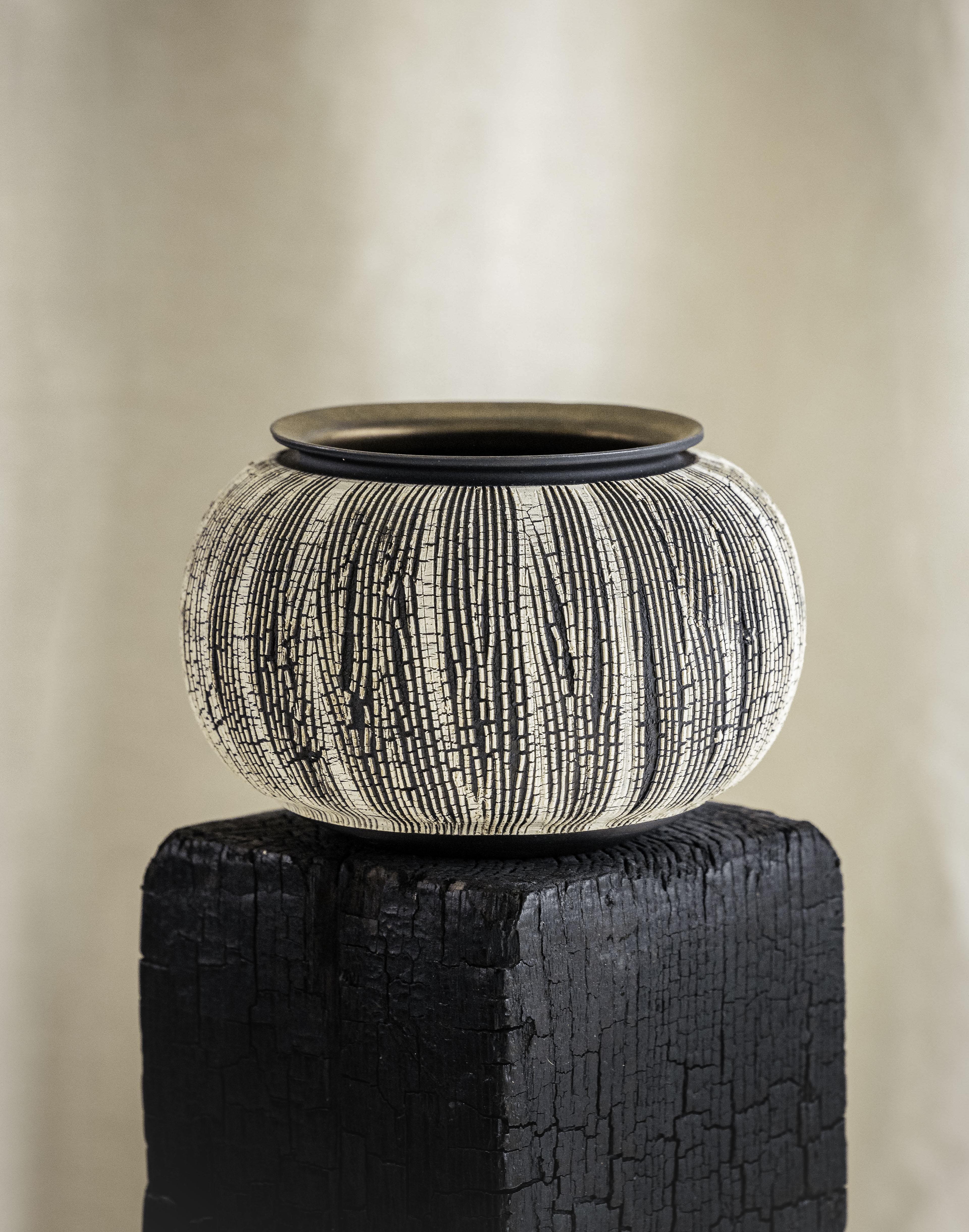 Vaso NO.1 in gres e bronzo di Alexandria Robys
Dimensioni: D. 17,78 x H. 13,97 cm
Materiali: Gres bianco e nero rivestito di smalto bronzo
Colori - Pietra arenaria/avorio o Onice/avorio

La mia prima interazione con l'argilla risale al 2011, quando