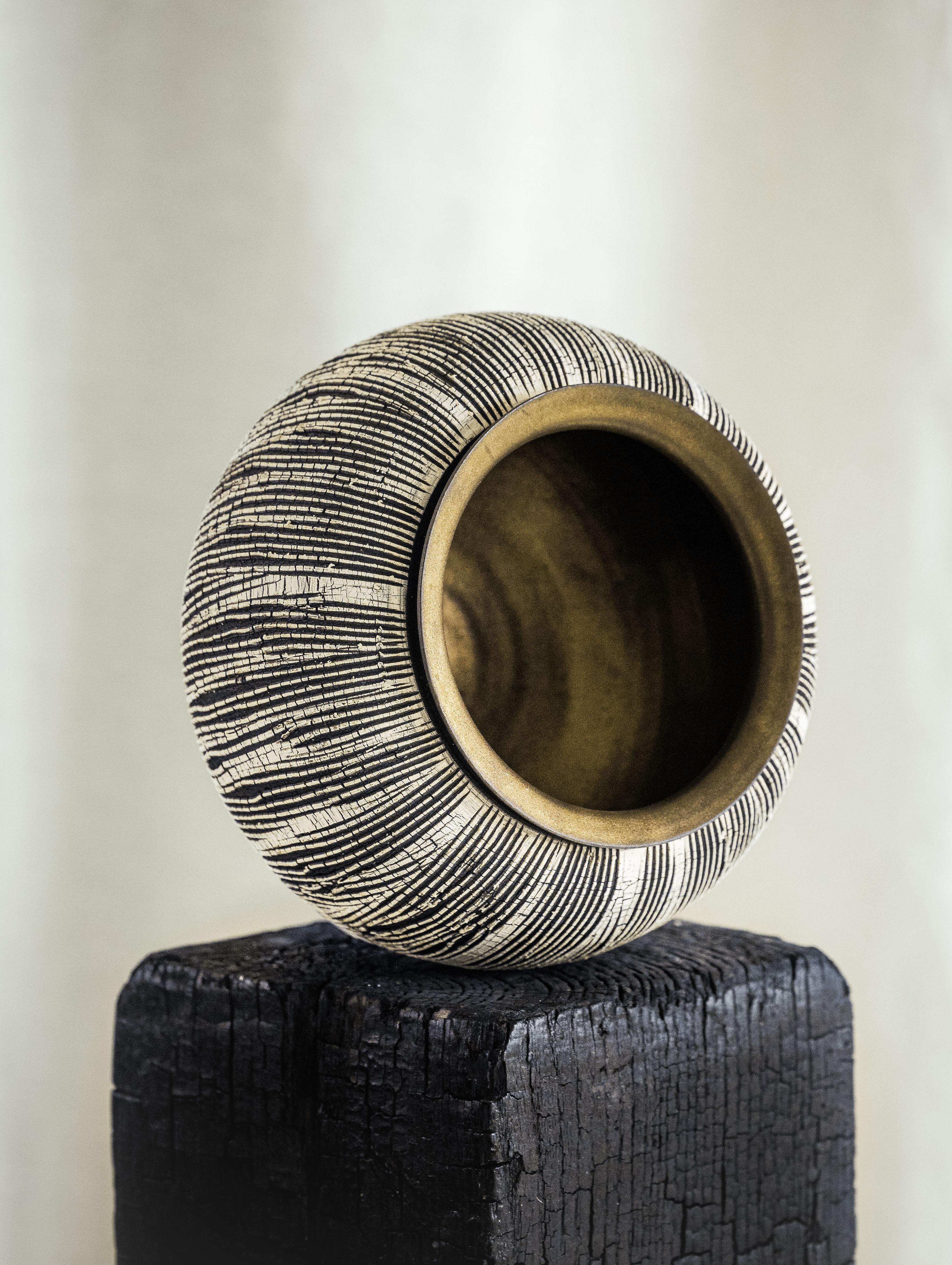 Postmoderno Gres e bronzo, Vaso afflitto NO.1  da Alexandria Robys in vendita