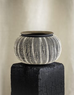 Gres e bronzo, Vaso afflitto NO.1  da Alexandria Robys