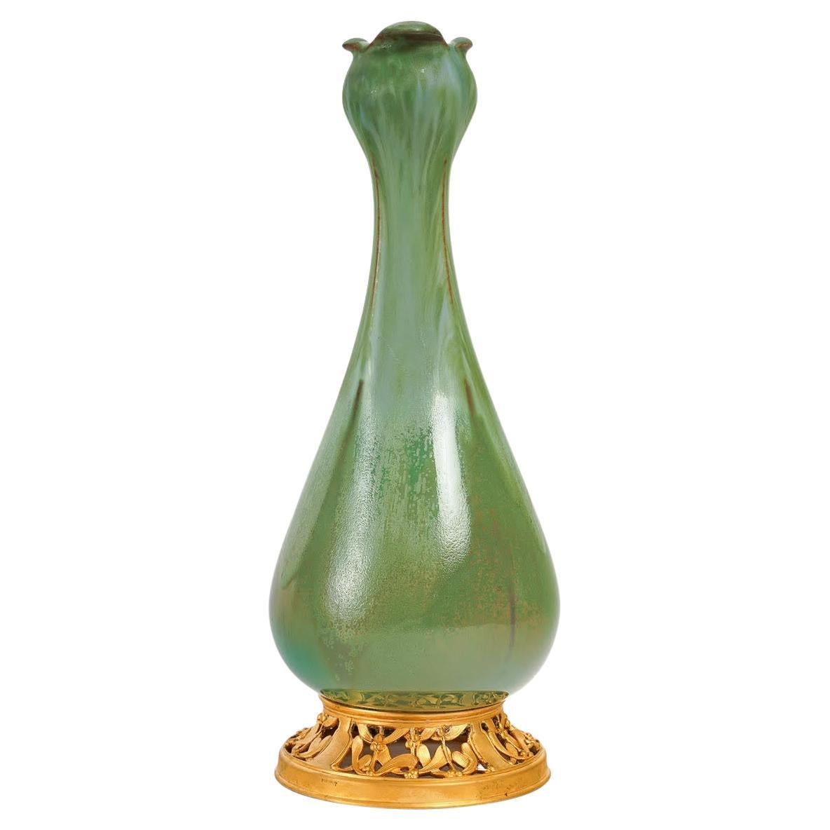 Jugendstilvase aus Steingut und vergoldeter Bronze von Paul Louchet. im Angebot