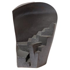 Skulptur aus Steinzeug und Oxyden mit dem Titel "Escaliers dérobés" von Pierre Martinon