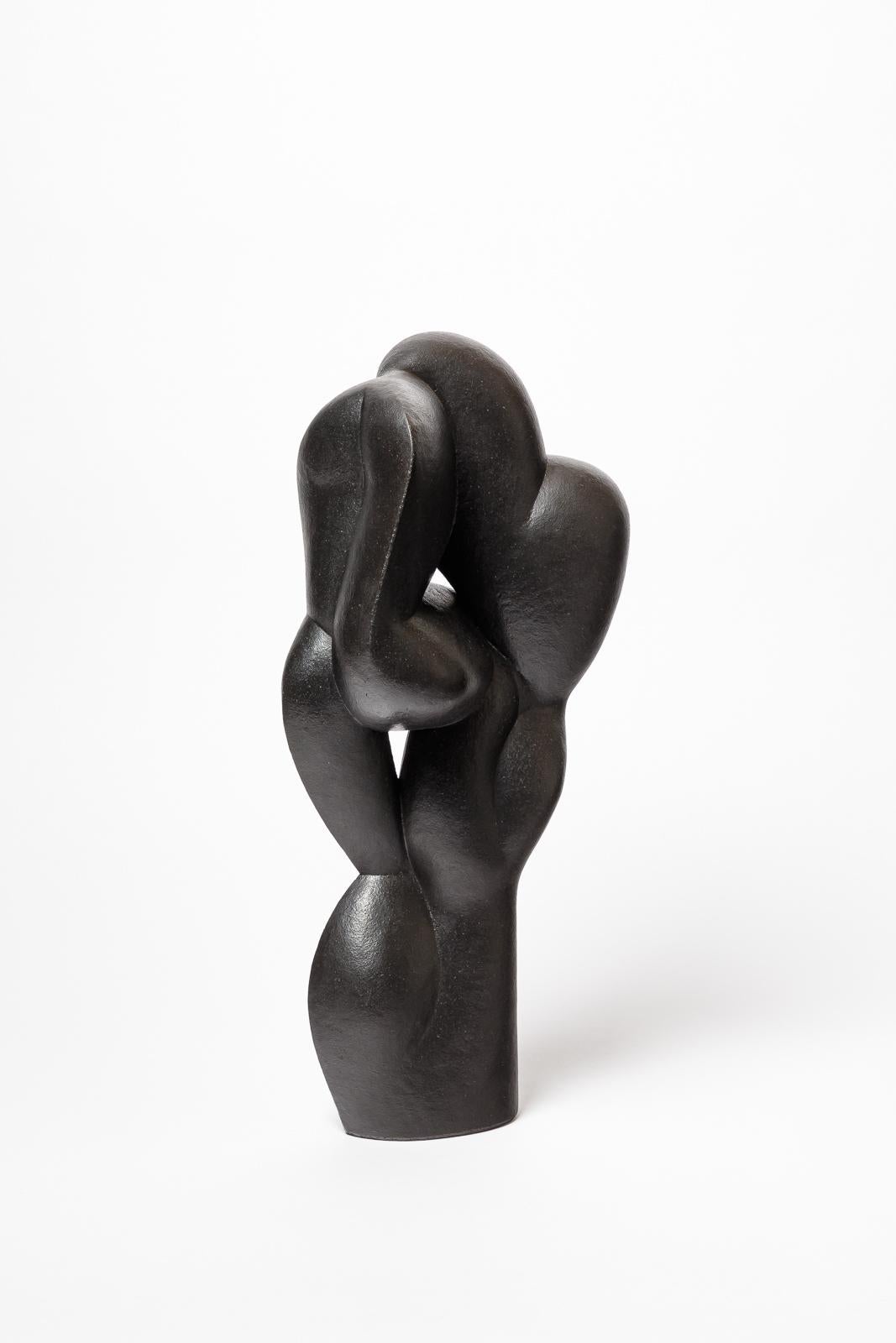 Scultura in gres e ossidi intitolata 