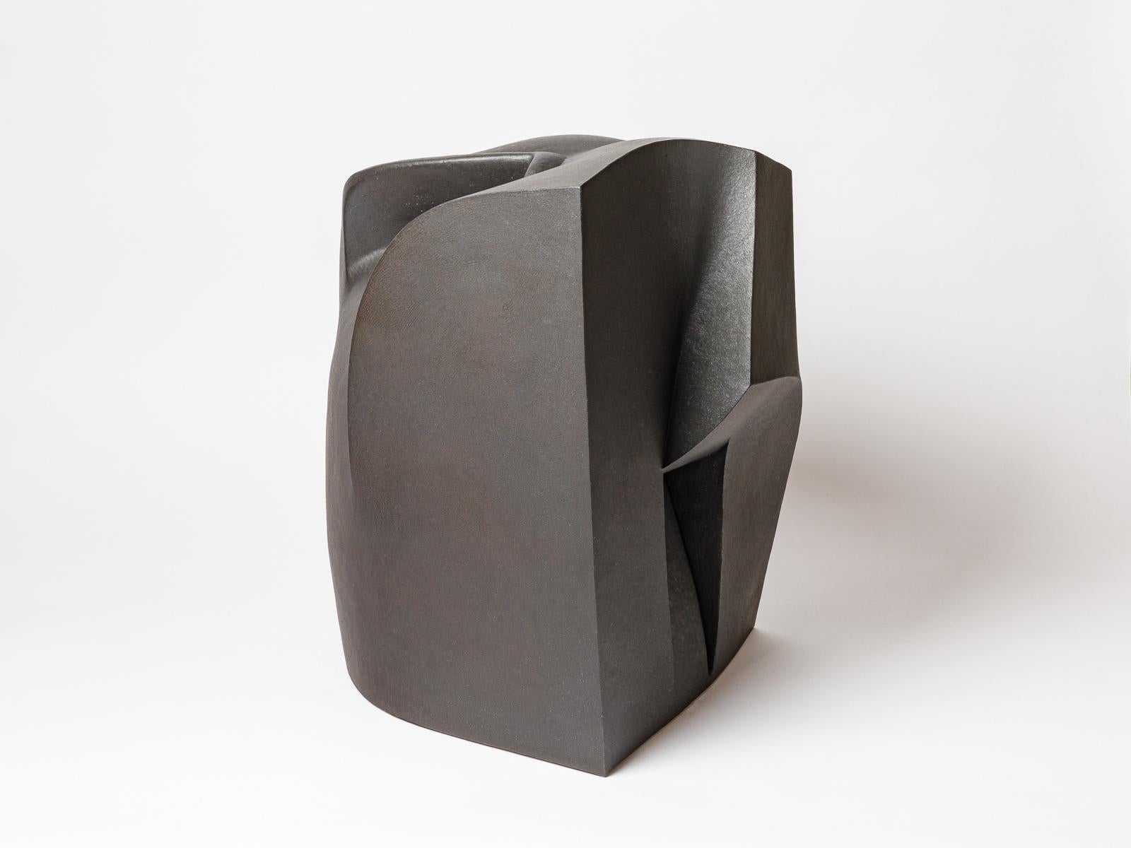 Scultura in gres e ossidi intitolata 