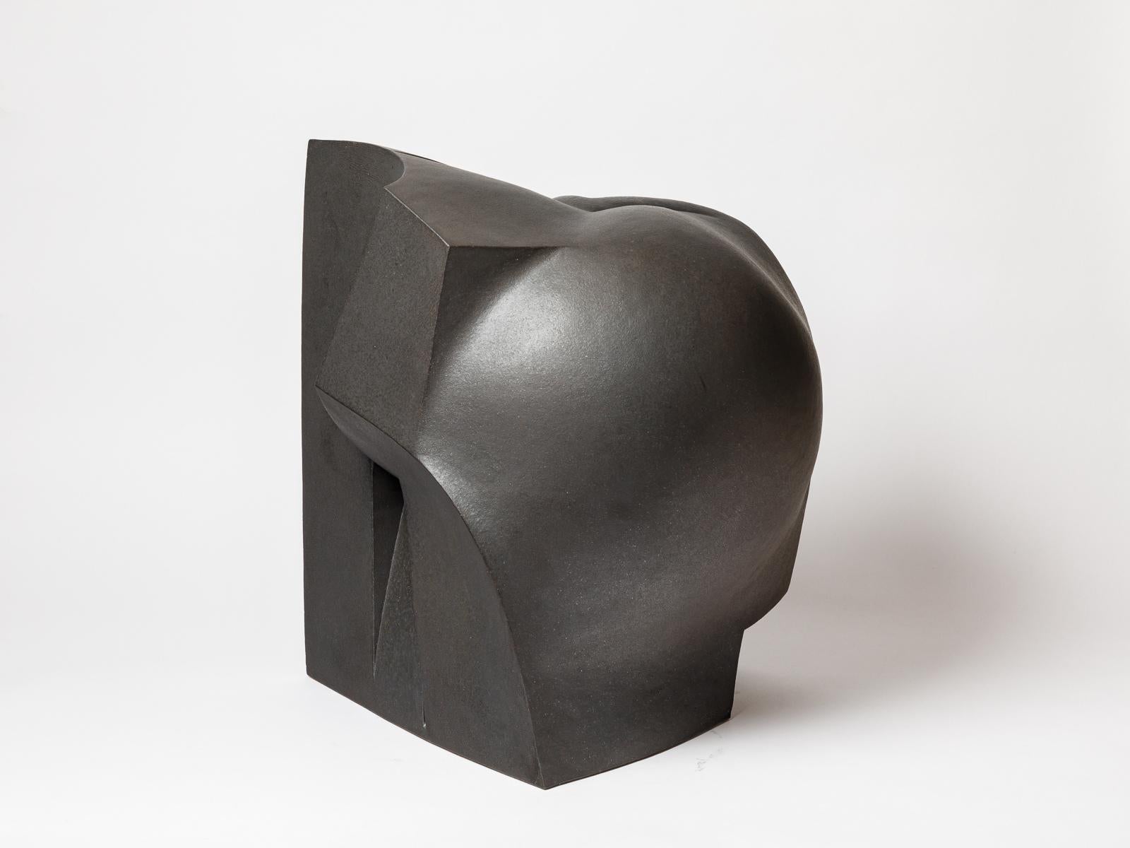 Scultura in gres e ossidi intitolata 
