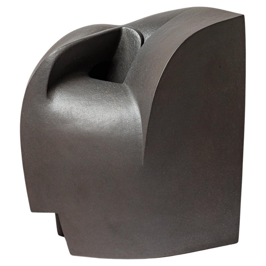 Skulptur aus Steinzeug und Oxyden mit dem Titel "Le trou noir" von P. Martinon, 2019.