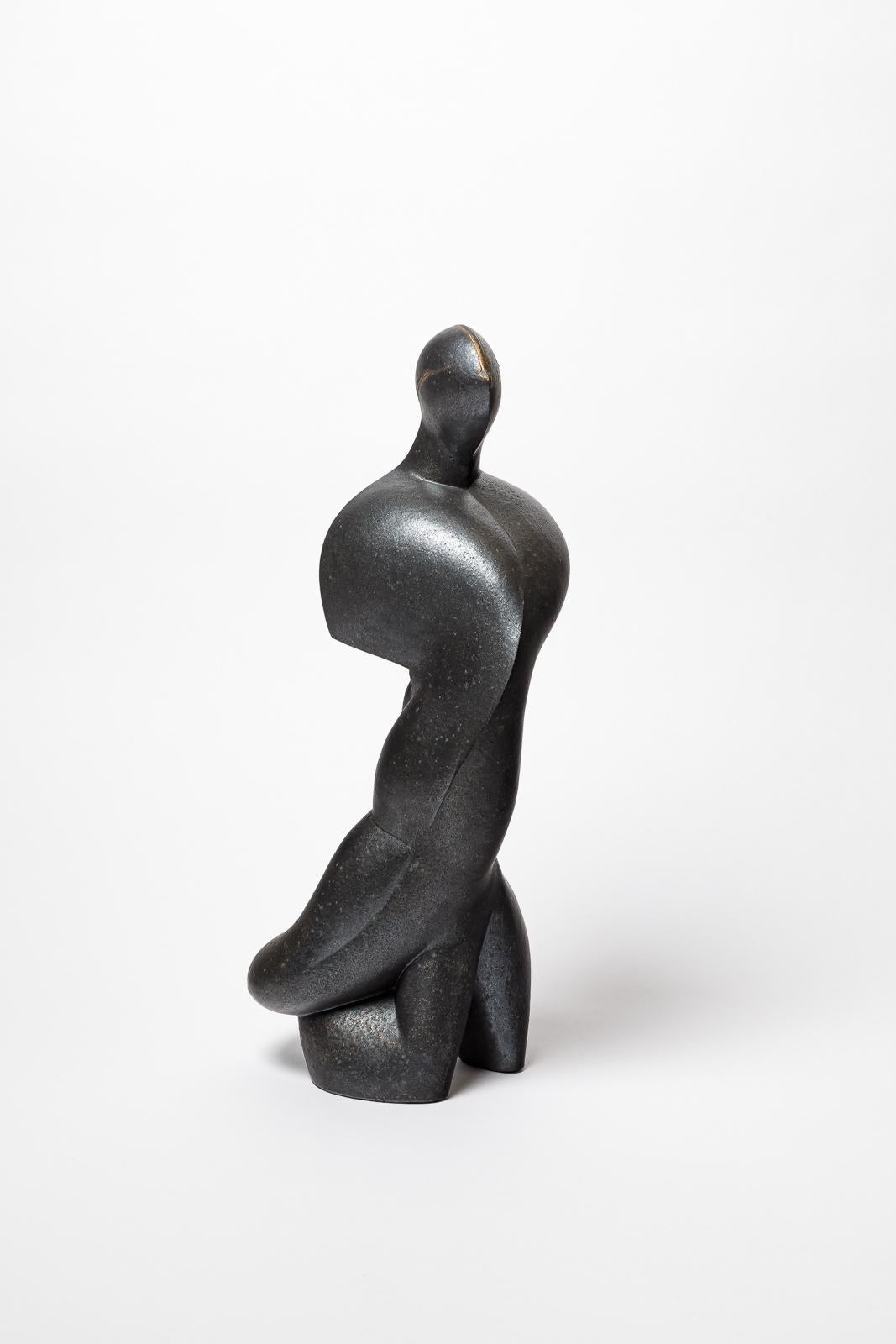 Scultura in gres e ossidi intitolata 