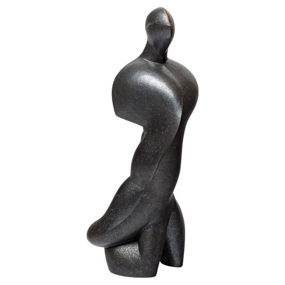 Skulptur aus Steingut und Oxiden mit dem Titel "Matador" von Pierre Martinon, 2023.