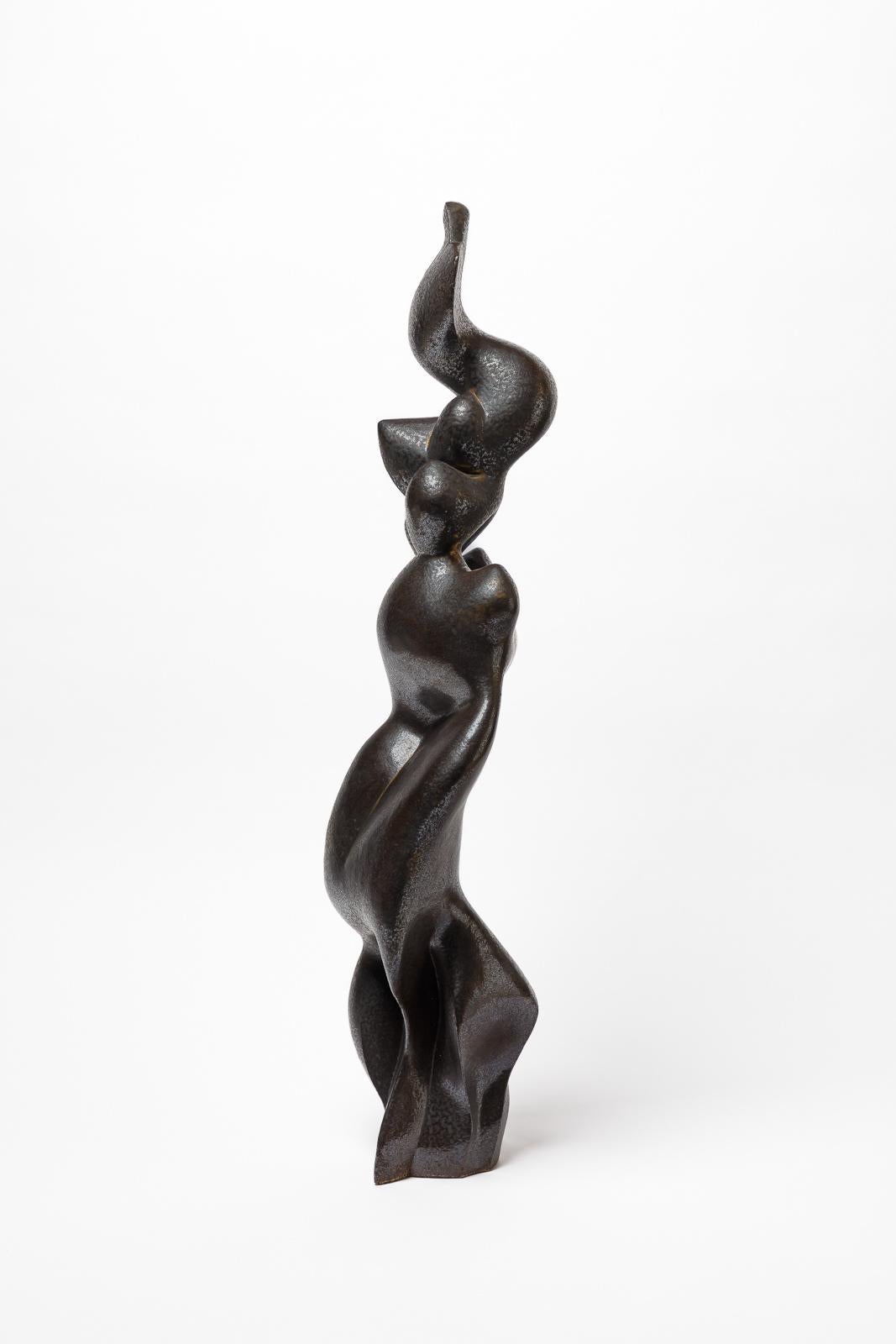 Scultura in gres e ossidi intitolata 