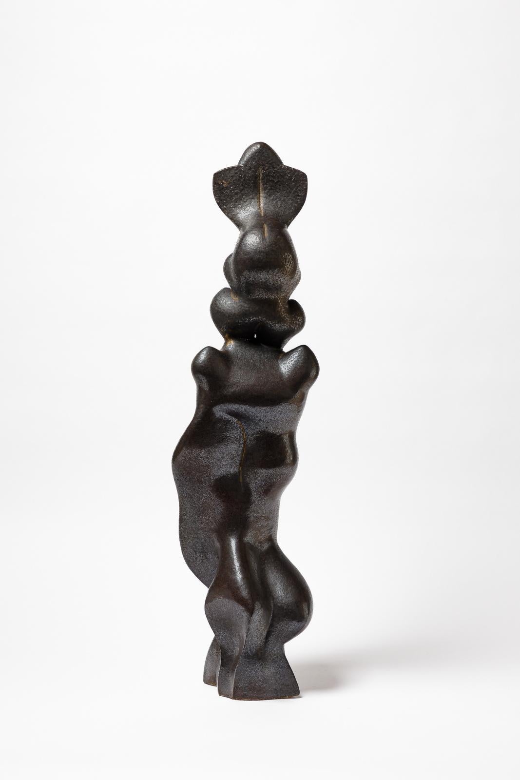 Scultura in gres e ossidi intitolata 