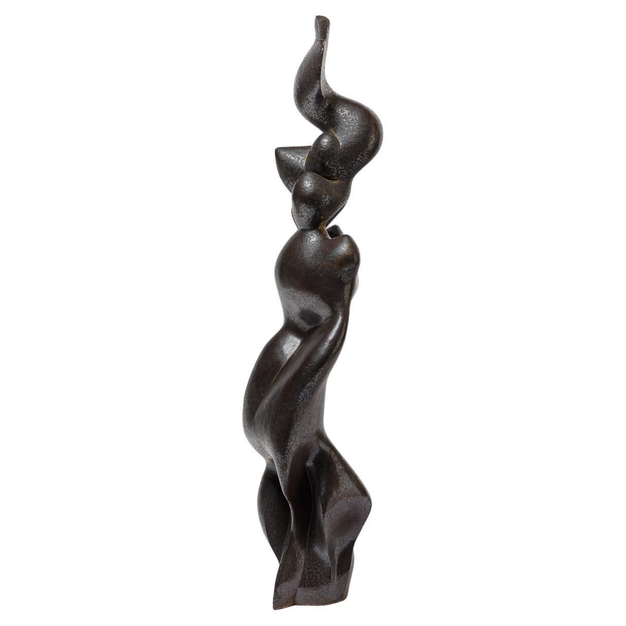Skulptur aus Steinzeug und Oxyden mit dem Titel "Porter aux nues" von Pierre Martinon.