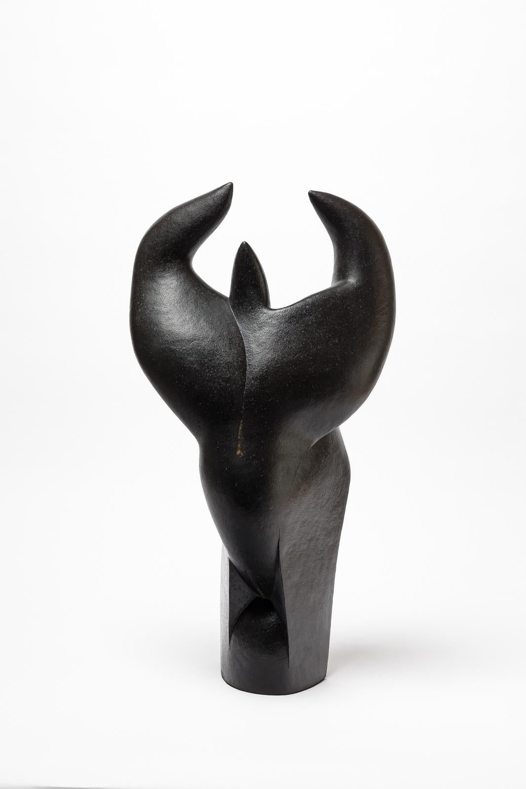 Scultura in gres e ossidi intitolata 