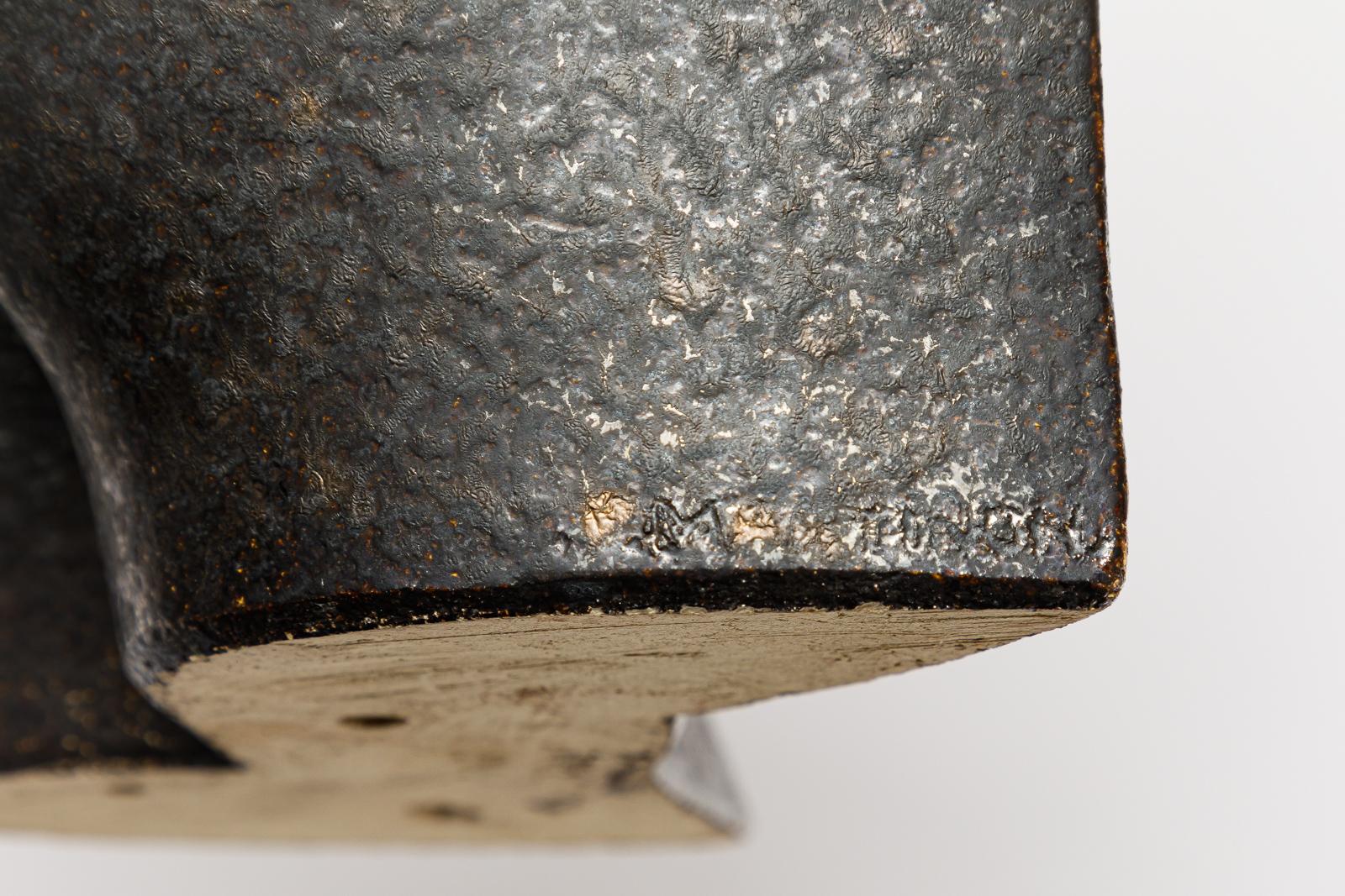 Skulptur aus Steingut und Oxiden 