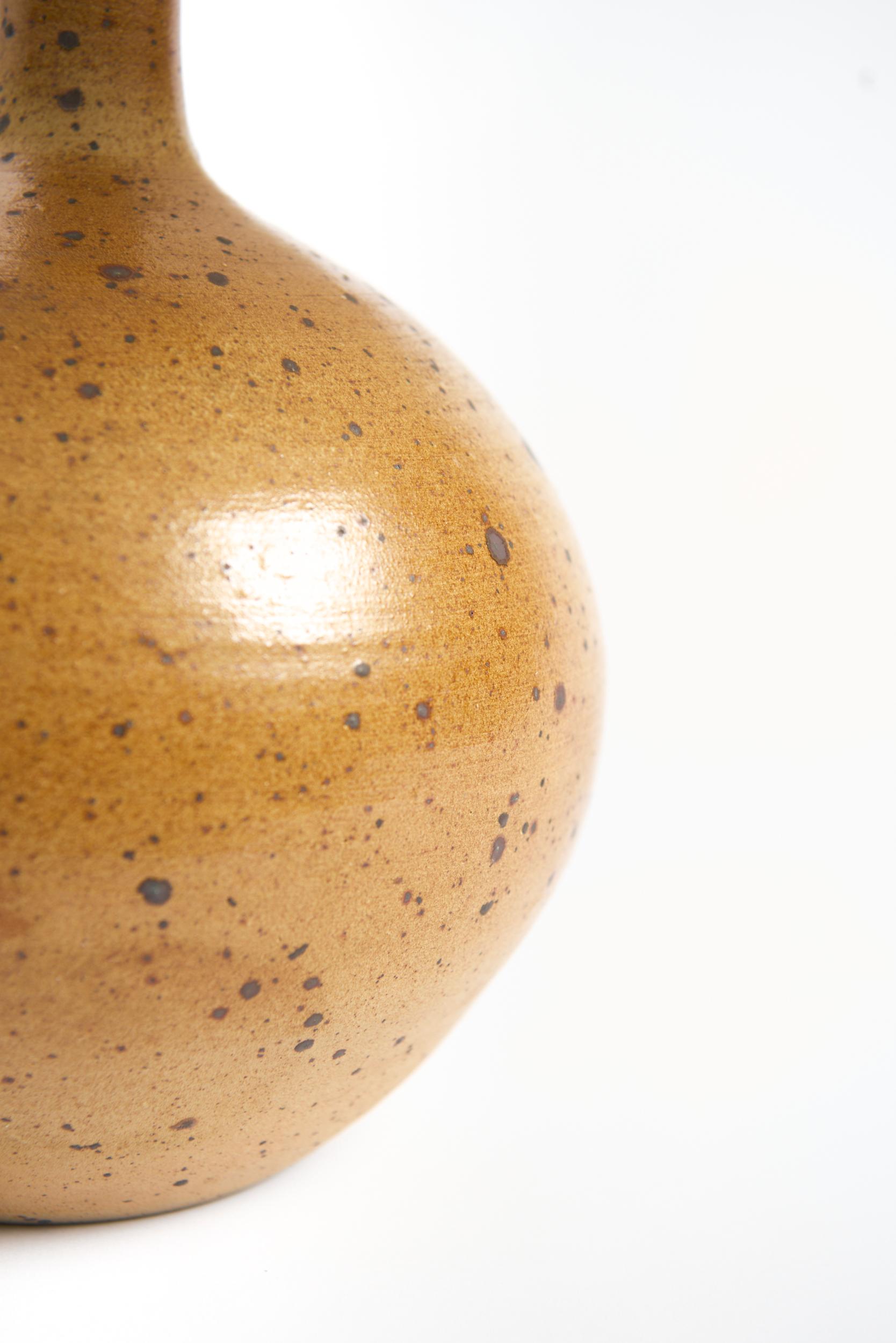 Lámpara de sobremesa de gres torneado y óxido de pirita
Francia, años 60
Con la pantalla: 52,5 cm de alto por 41 cm de diámetro
Sólo base de lámpara: 36 cm de alto por 23 cm de diámetro