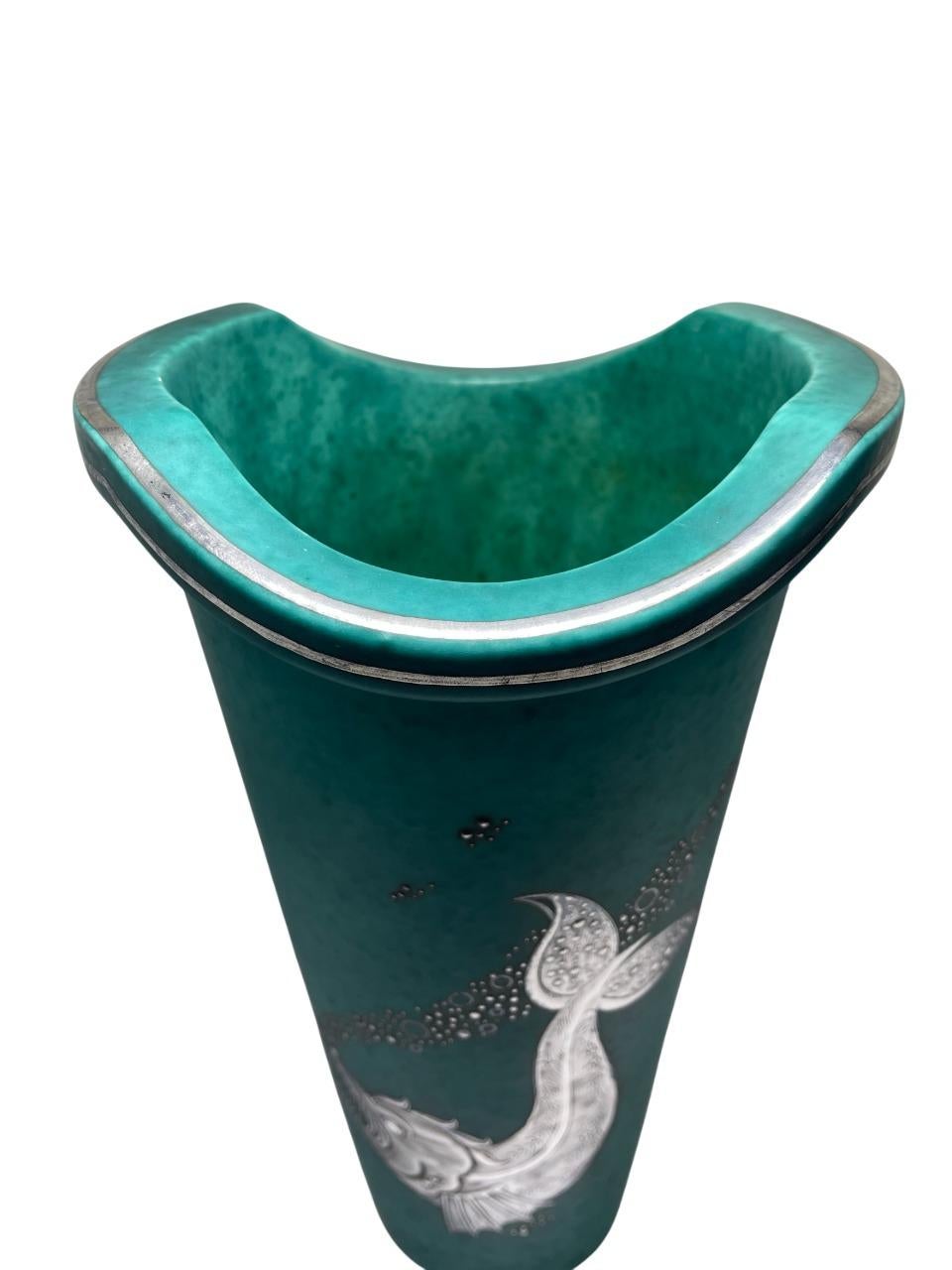 Wilhelm Kåge für Gustavsberg Argenta-Vase mit silbernem Meerestier-Motiv, Schweden (Mitte des 20. Jahrhunderts) im Angebot