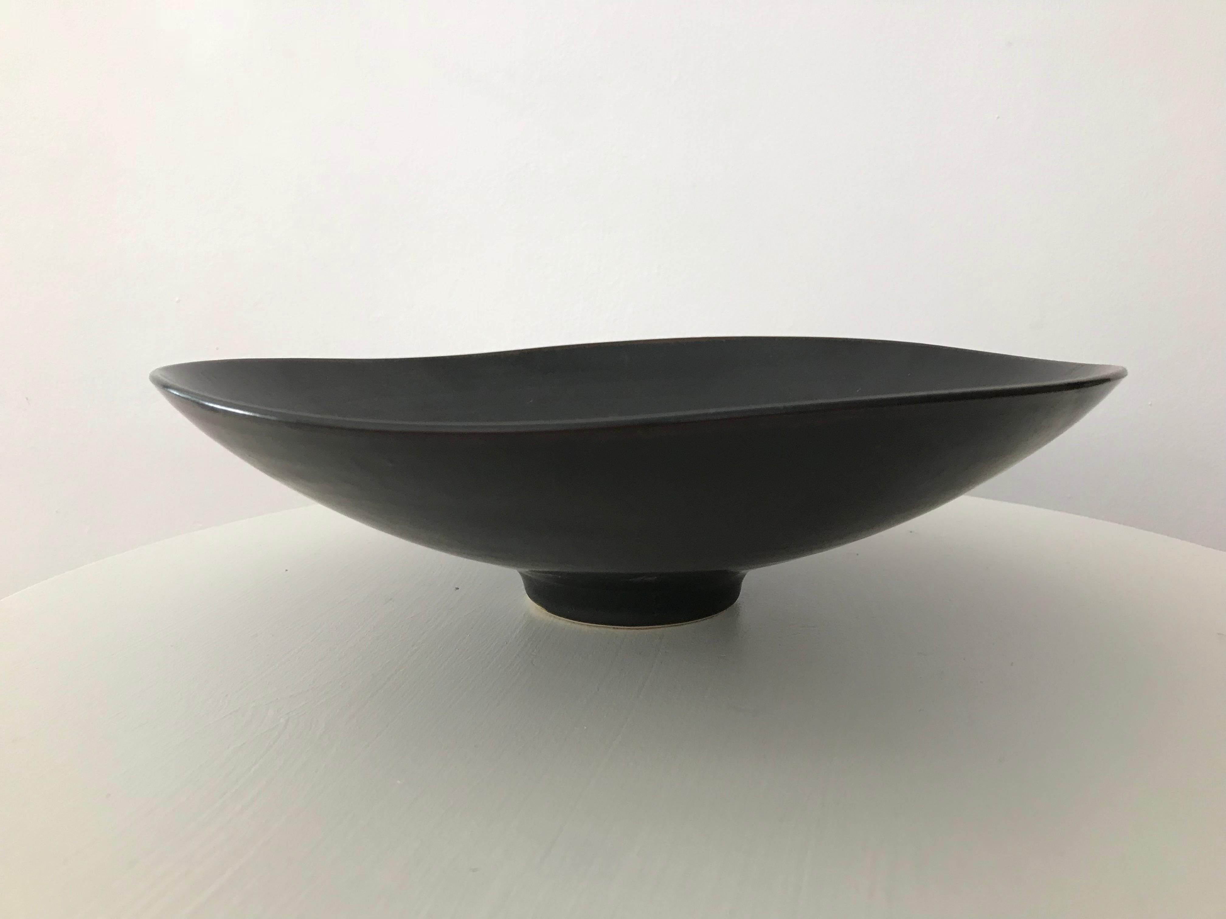 Sleek and nicely executed black haresfur glazed biomorphic footed bowl, designed by Carl Harry Stålhane for Rörstrand, Sweden, circa 1960s. Some minor marks underneath as seen in the pictures - but no chips or cracks. Presents