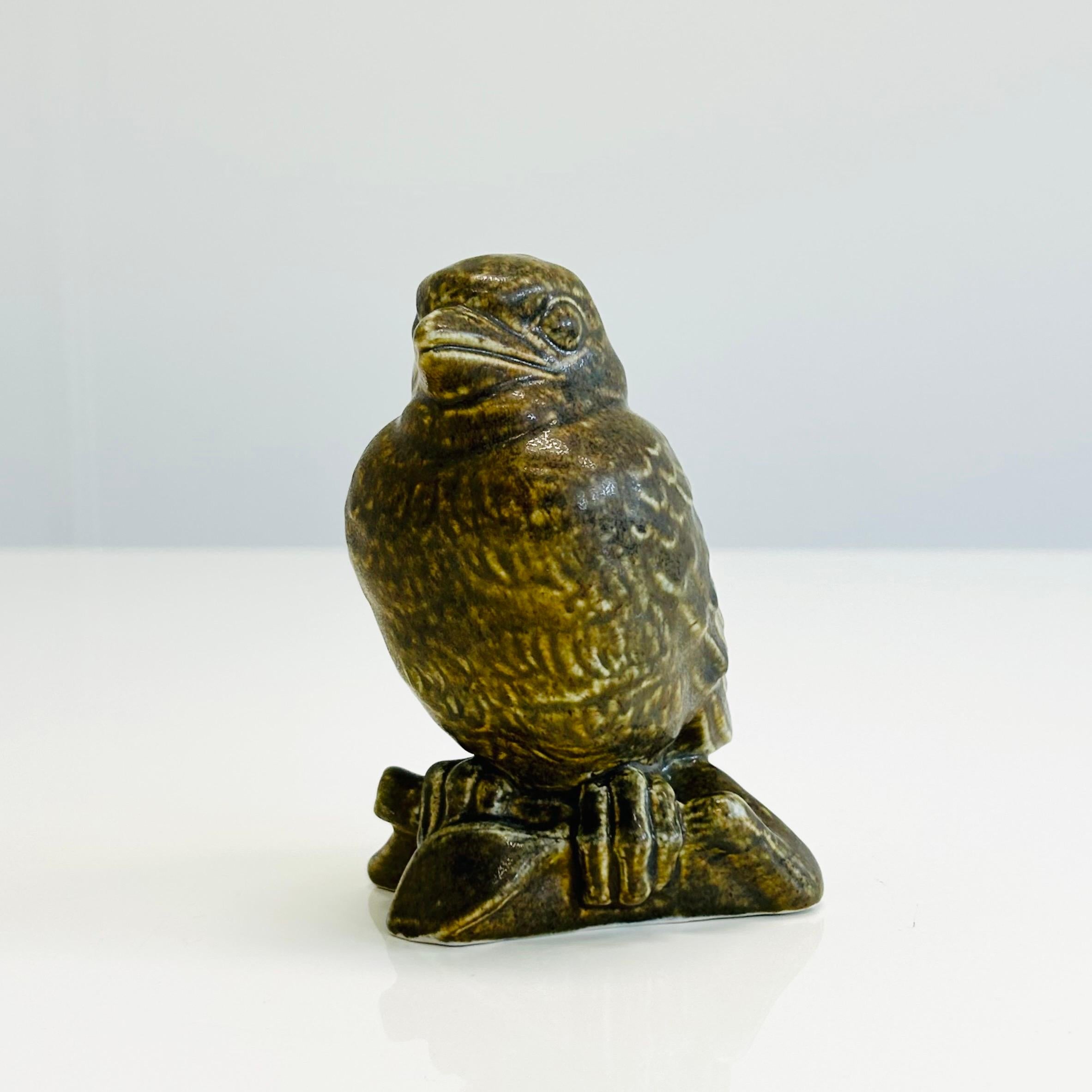 A rare stoneware bird by Svend Aage Holm Sørensen made in the in the 1950s. A perfect detail. 

* A stoneware desk bird with brown glaze 
* Designer: Svend Aage Holm Sørensen
* Year: est. 1950s 
* Condition: Excellent vintage condition. Designers