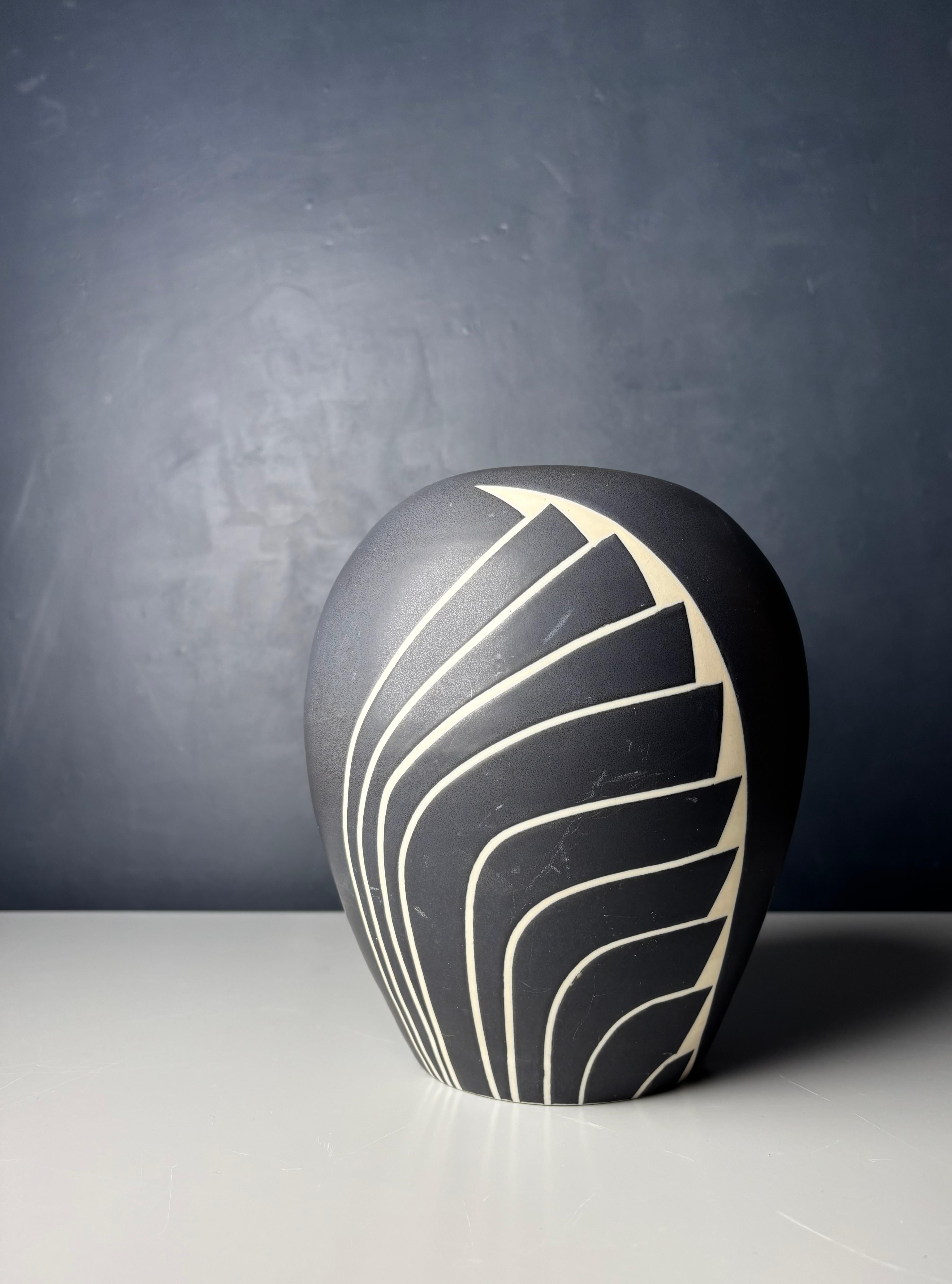 Vaso decorativo in stile Art Decor bianco e nero, anni '80 in vendita 2