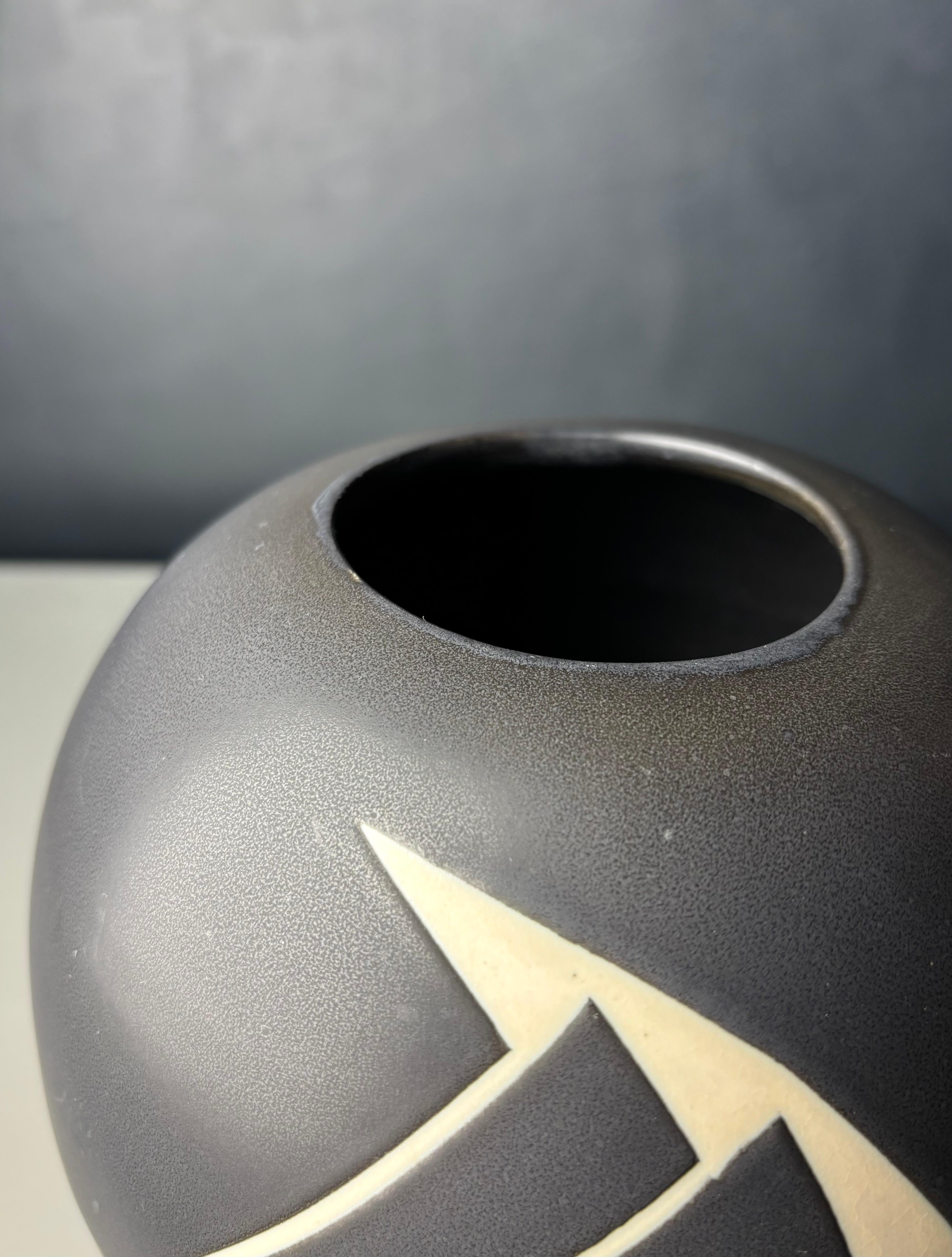 Vaso decorativo in stile Art Decor bianco e nero, anni '80 in vendita 3