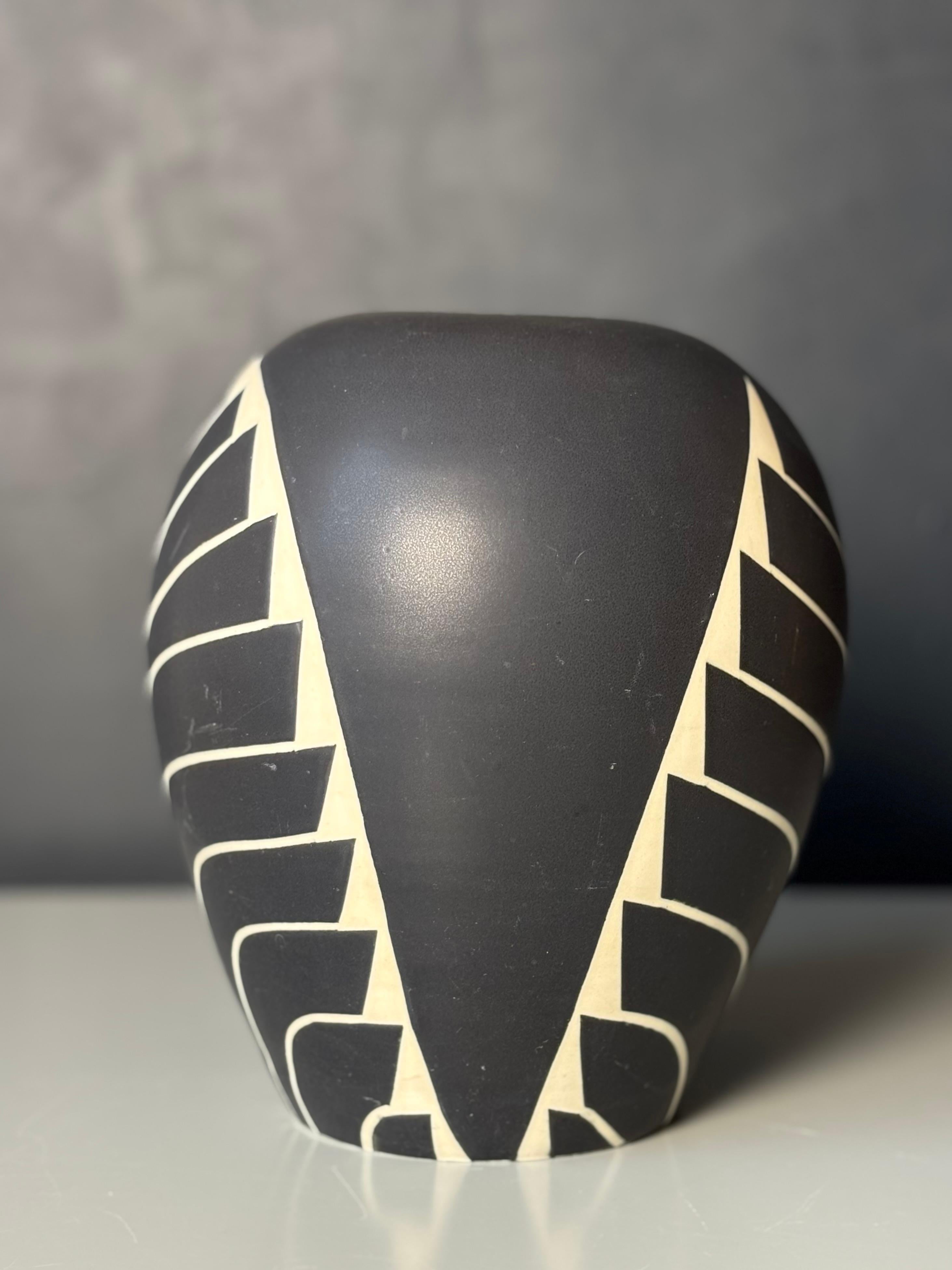 Art Déco Vaso decorativo in stile Art Decor bianco e nero, anni '80 in vendita