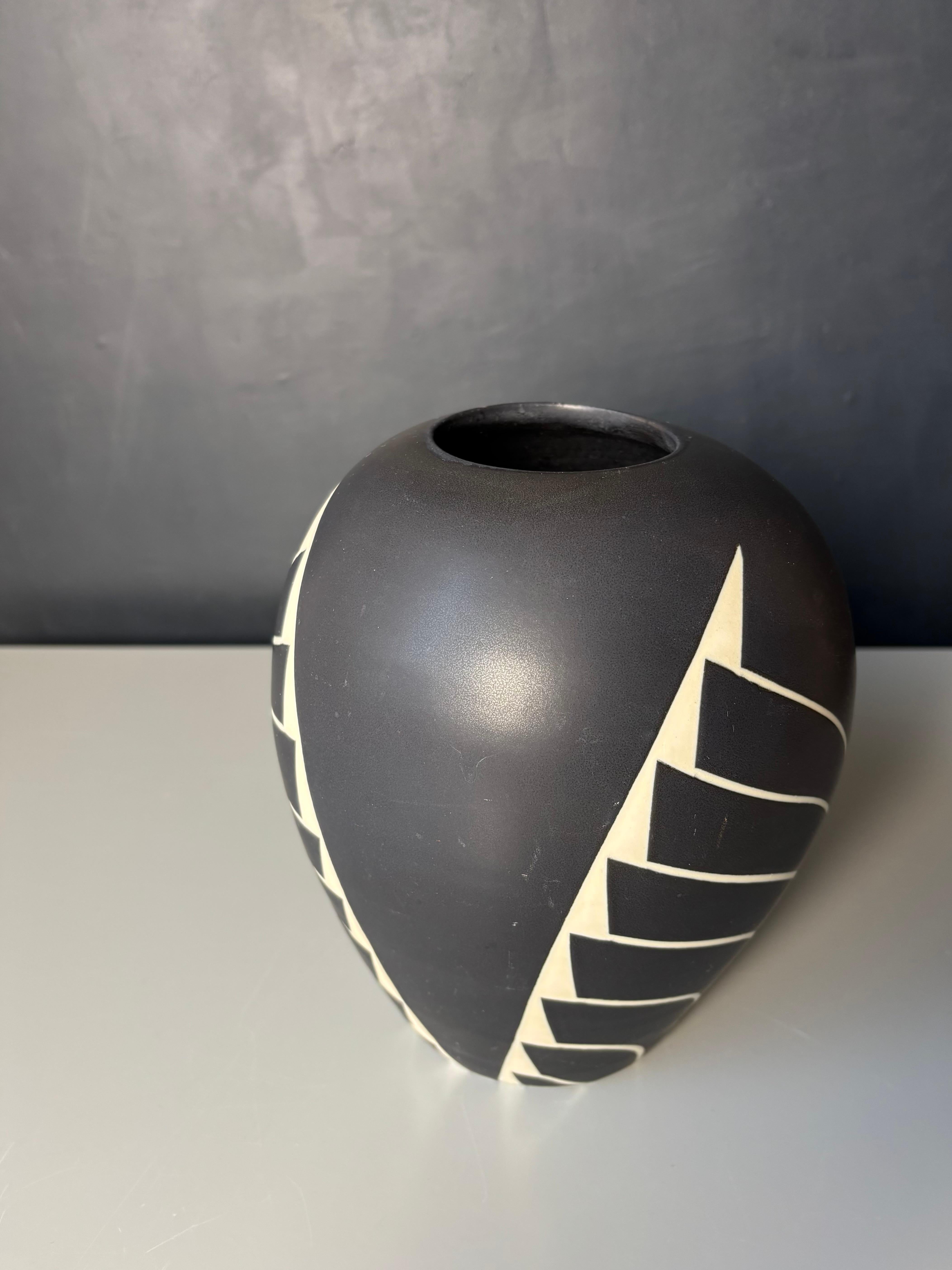Danese Vaso decorativo in stile Art Decor bianco e nero, anni '80 in vendita