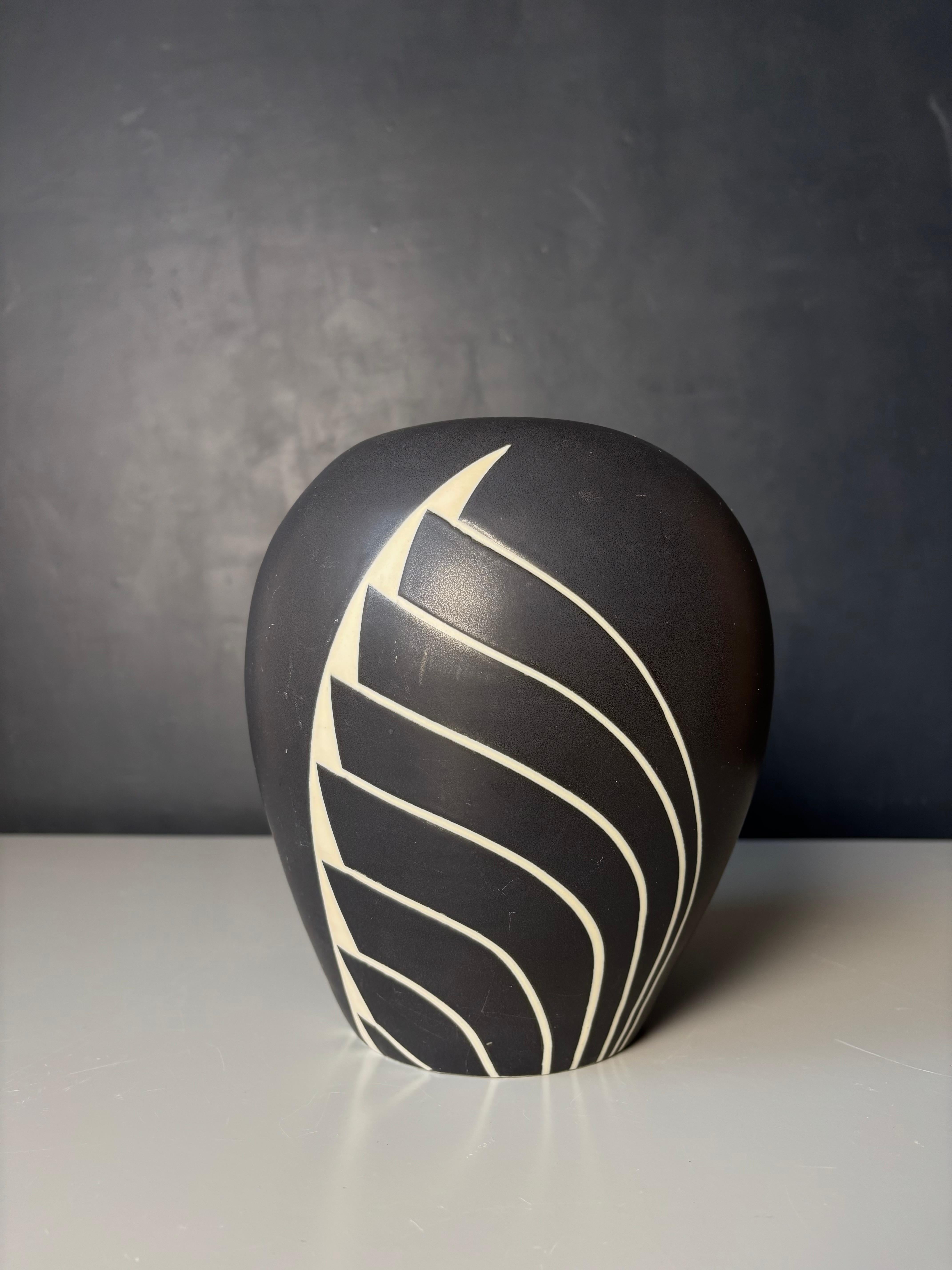 Smaltato Vaso decorativo in stile Art Decor bianco e nero, anni '80 in vendita