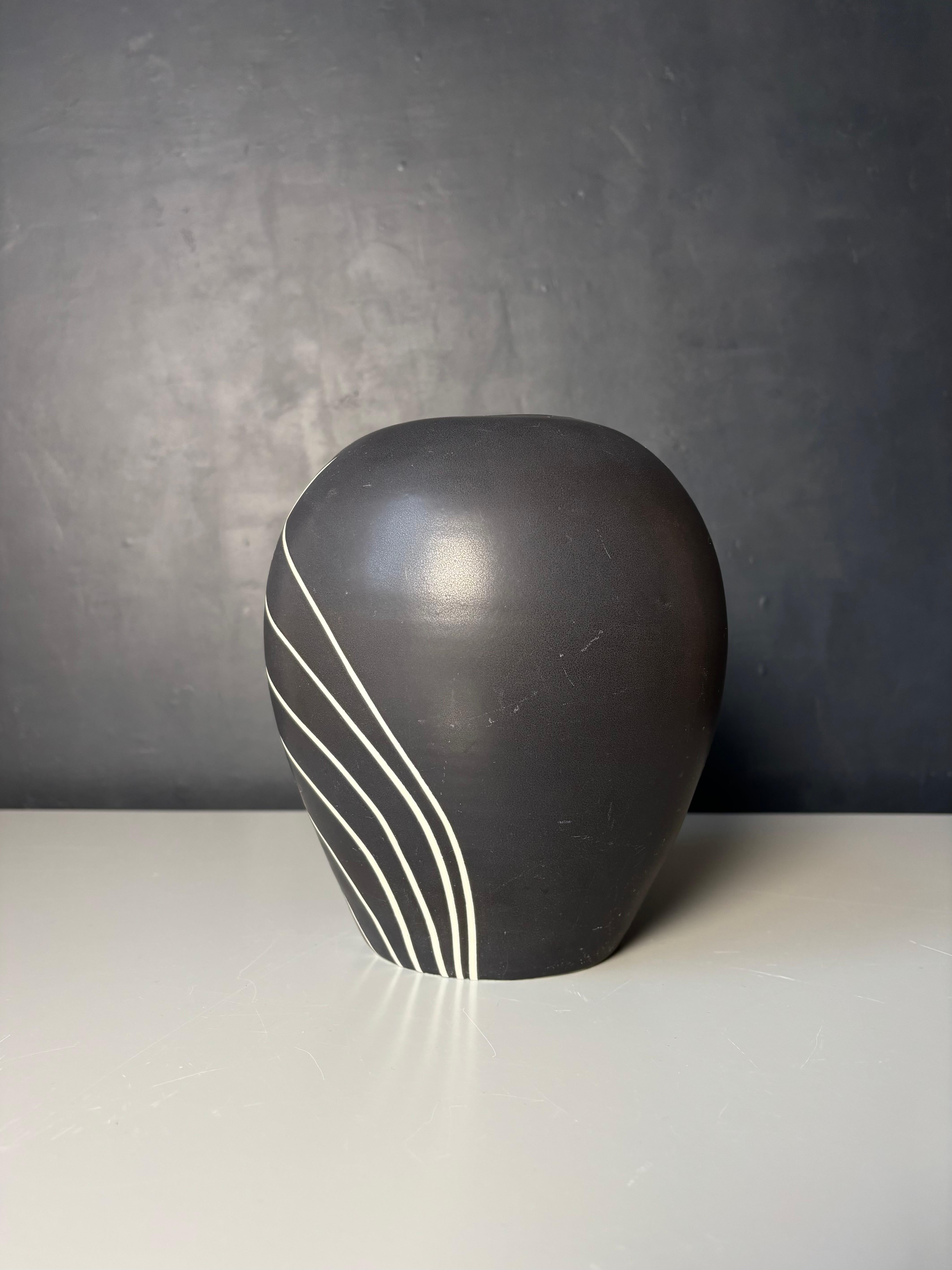 Fine XX secolo Vaso decorativo in stile Art Decor bianco e nero, anni '80 in vendita