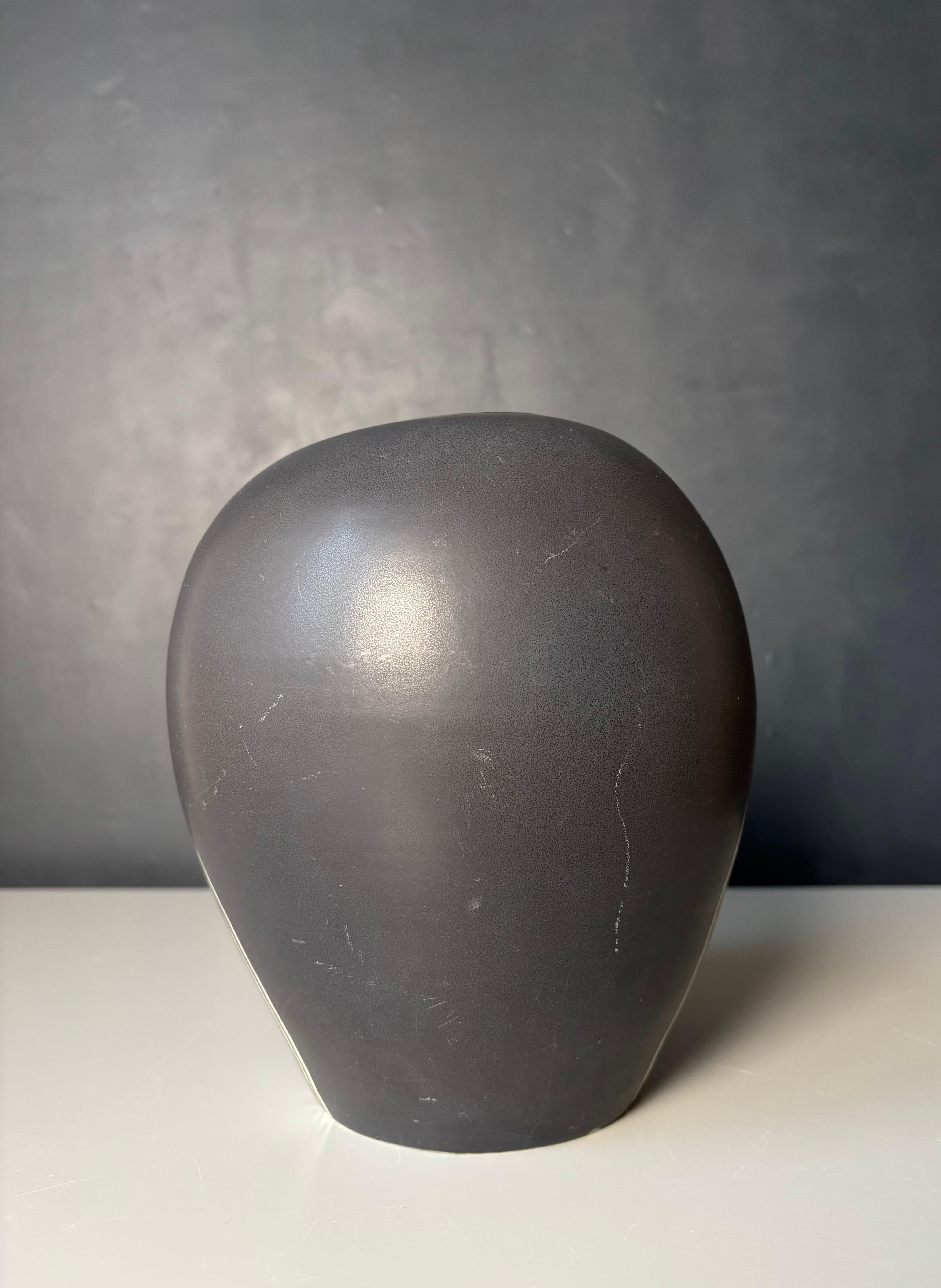 Ceramica Vaso decorativo in stile Art Decor bianco e nero, anni '80 in vendita