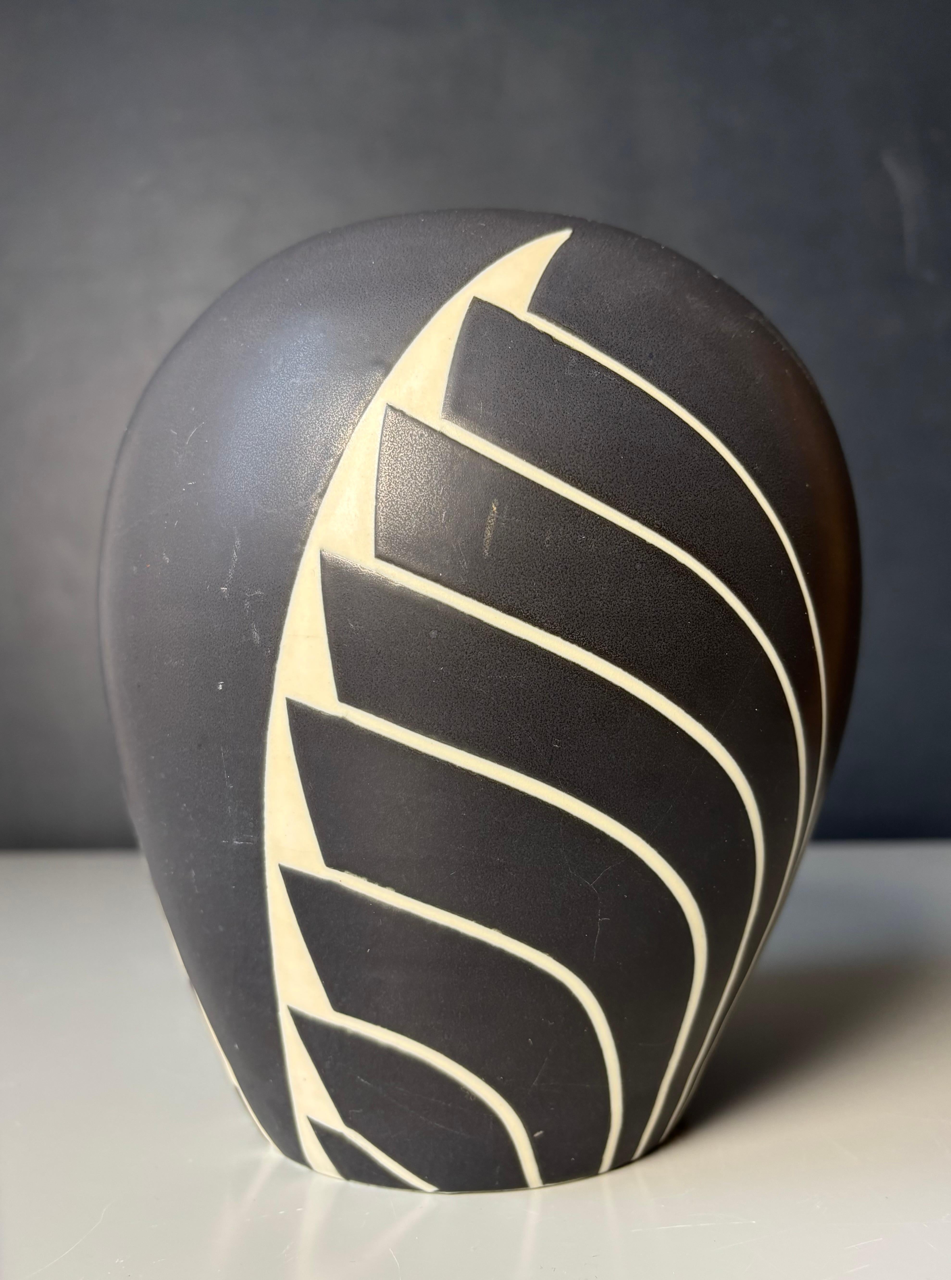 Vaso decorativo in stile Art Decor bianco e nero, anni '80 in vendita 1