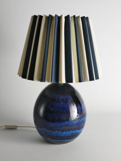 Lámpara de mesa azul de gres, de Carl-Harry Stålhane, Suecia, década de 1970