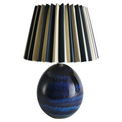 Lámpara de mesa azul de gres, de Carl-Harry Stålhane, Suecia, década de 1970