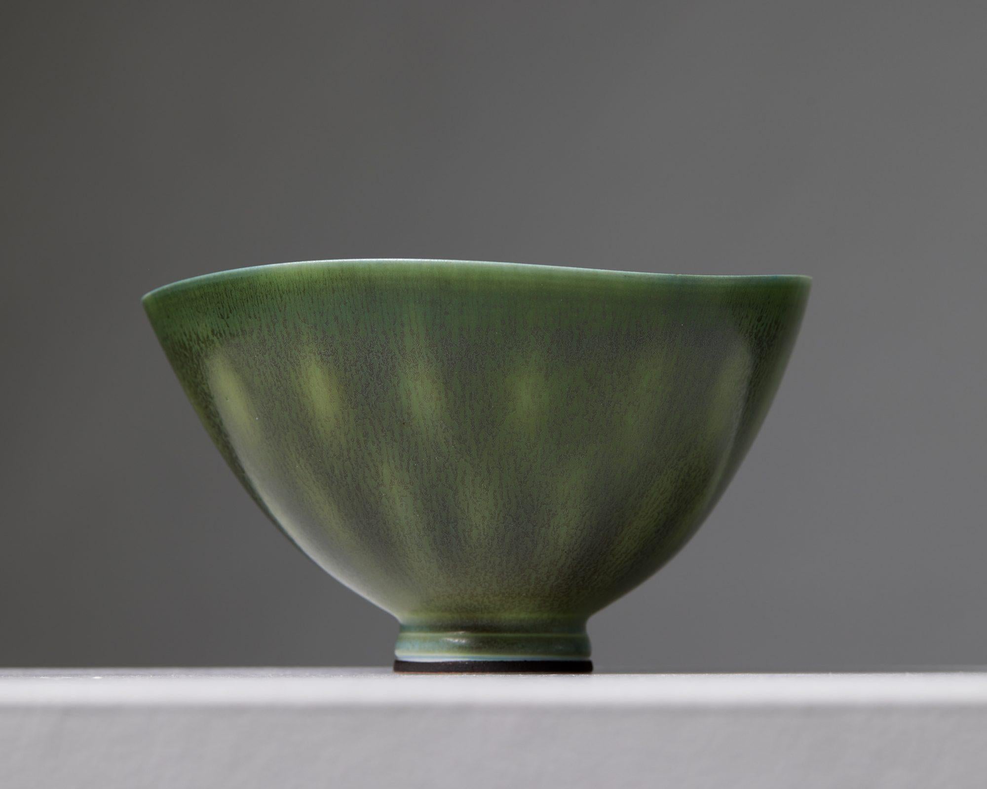 Stoneware bowl by Berndt Friberg for Gustavsberg, Sweden, 1955, dark green In Good Condition In Stockholm, SE