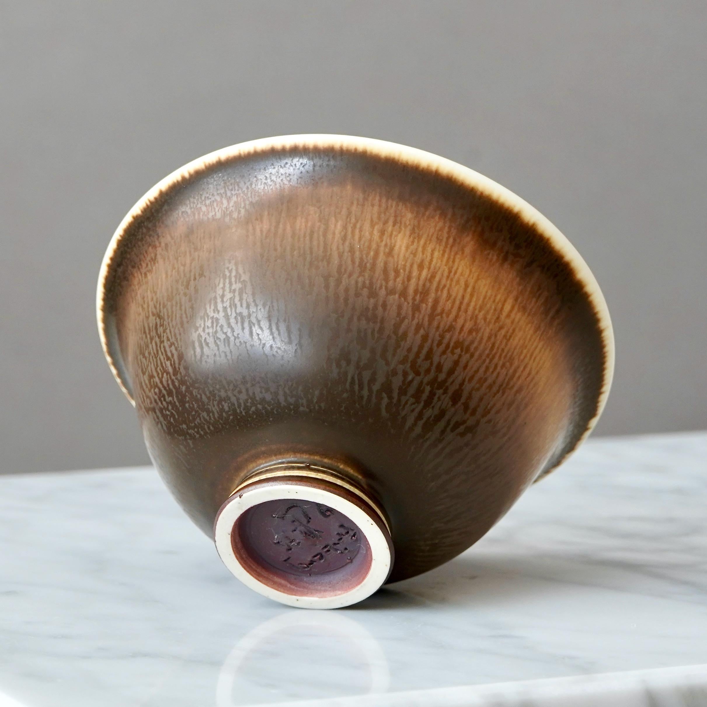 Smaltato Ciotola in gres di Berndt Friberg per Gustavsberg, Svezia, 1975. Marrone. in vendita