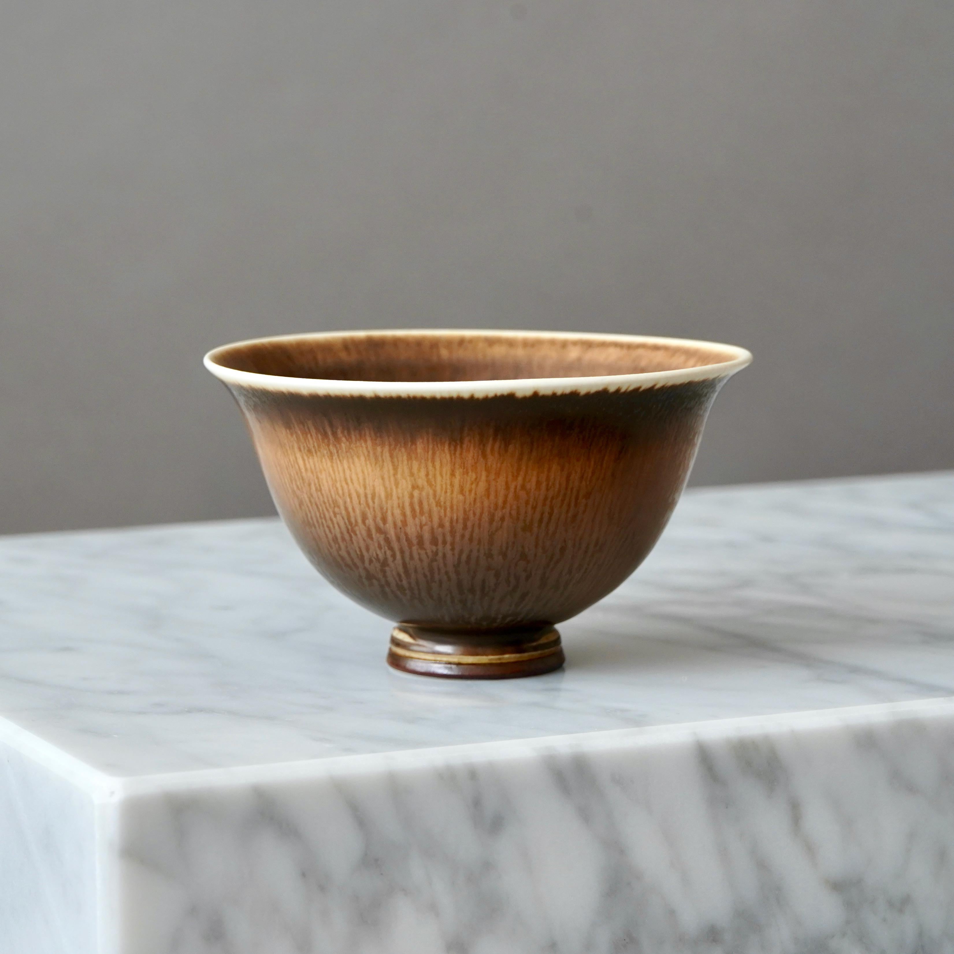 Ceramica Ciotola in gres di Berndt Friberg per Gustavsberg, Svezia, 1975. Marrone. in vendita