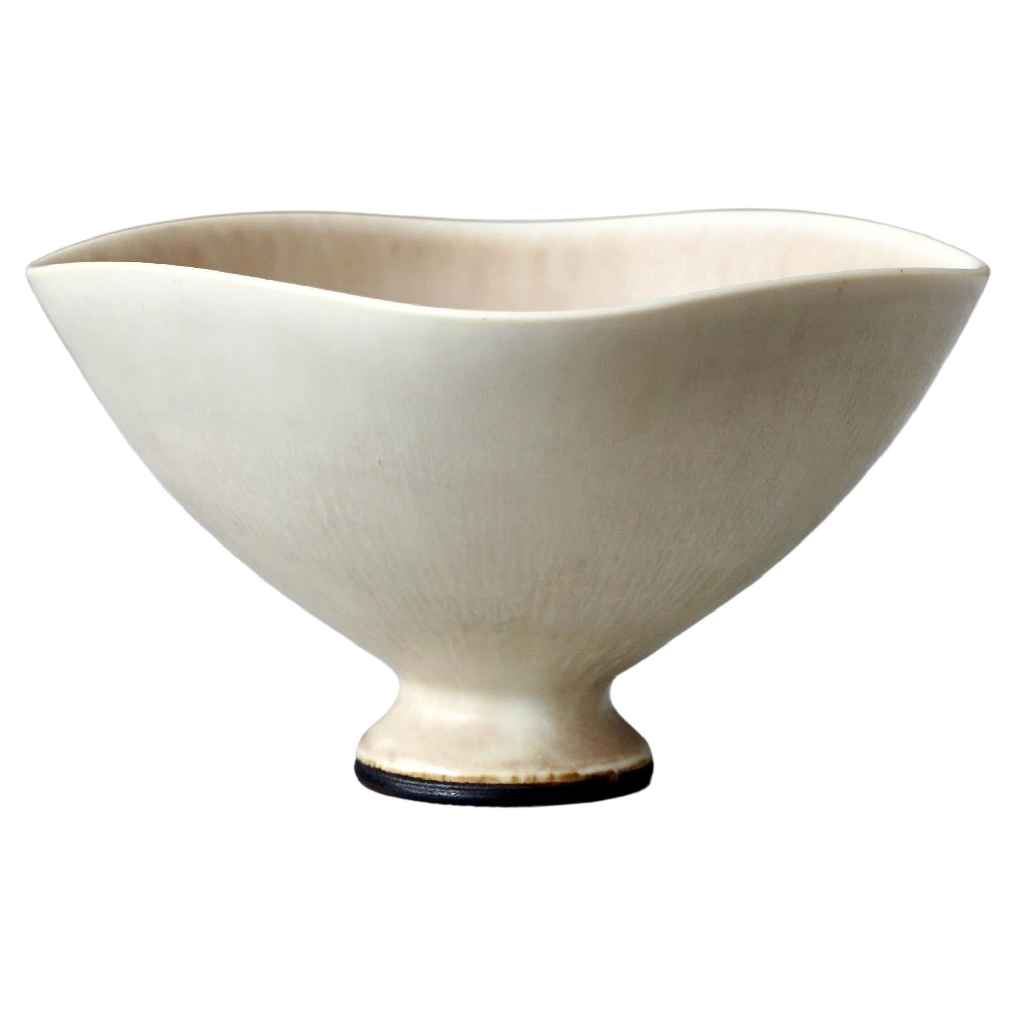 Schale aus Steingut von Berndt Friberg. Gustavsberg, Schweden, 1975. Beige / Off-White