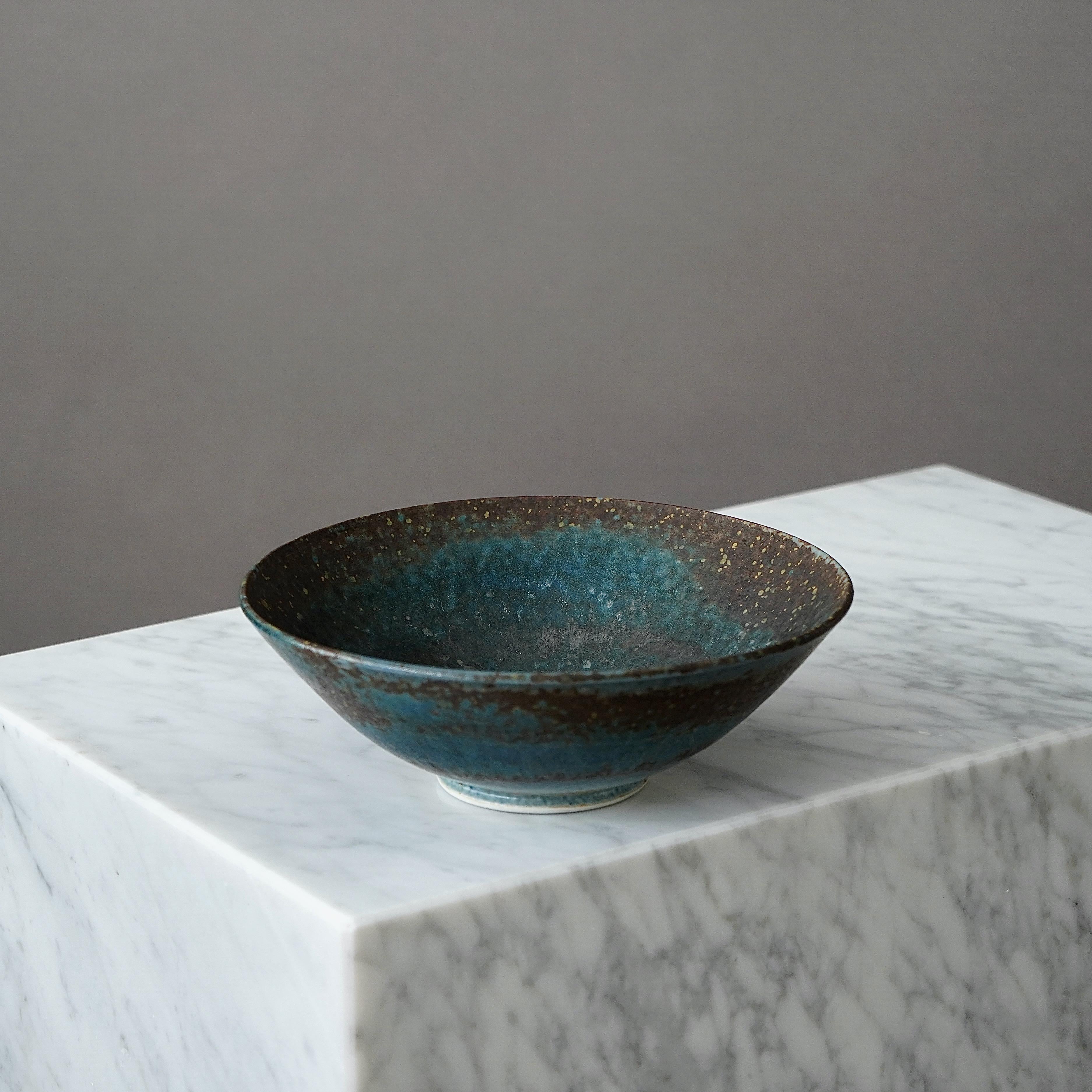 A beautiful and unique hand thrown stoneware bowl, with amazing glaze.
Made by Francesca Mascitti Lindh at Arabia, Finland.

Excellent condition. 
Incised signature 