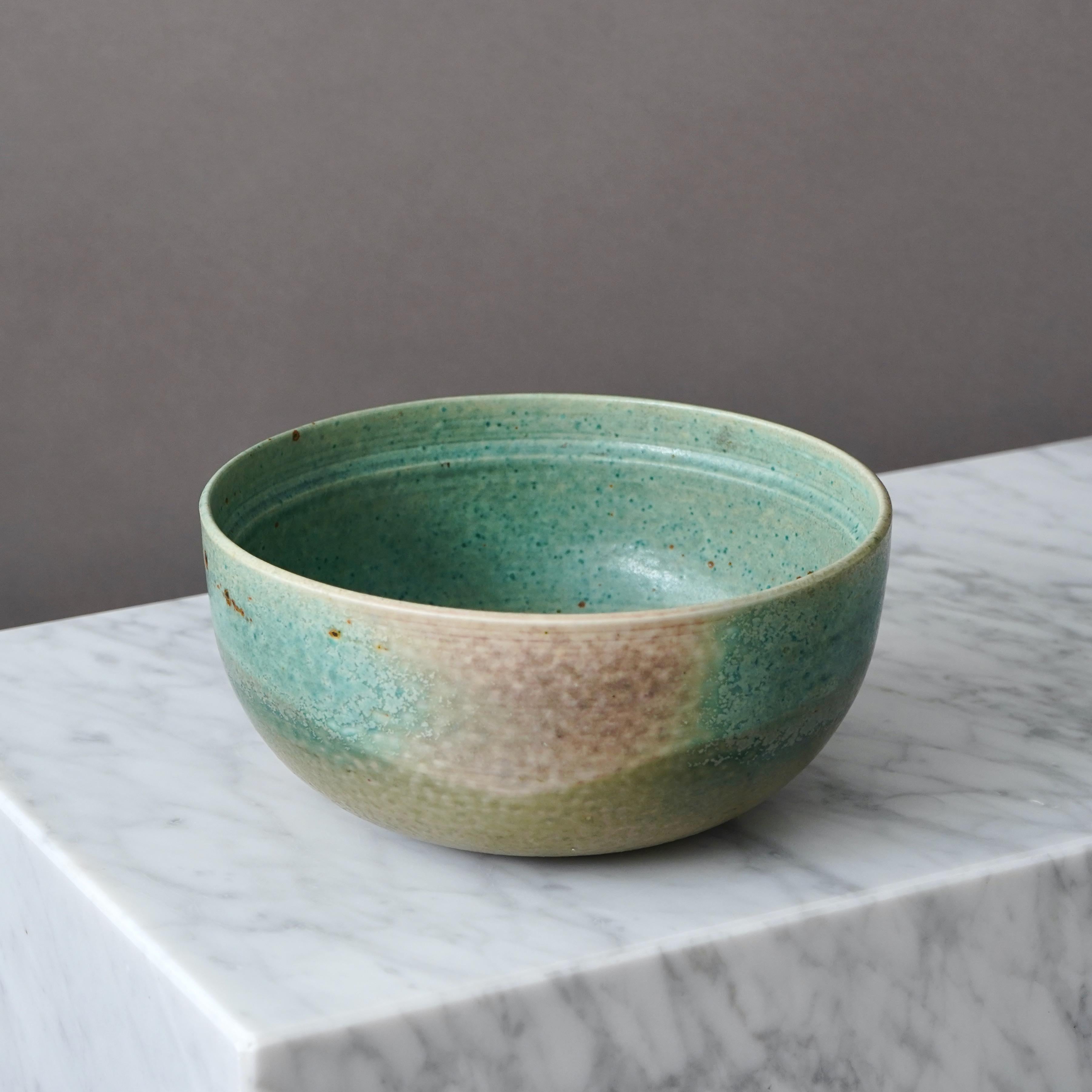 Un magnifique et unique bol en grès, jeté à la main, avec une glaçure étonnante.
Fabriqué par Francesca Mascitti Lindh à Arabia, Finlande.

Excellent état. 
Signature incisée 