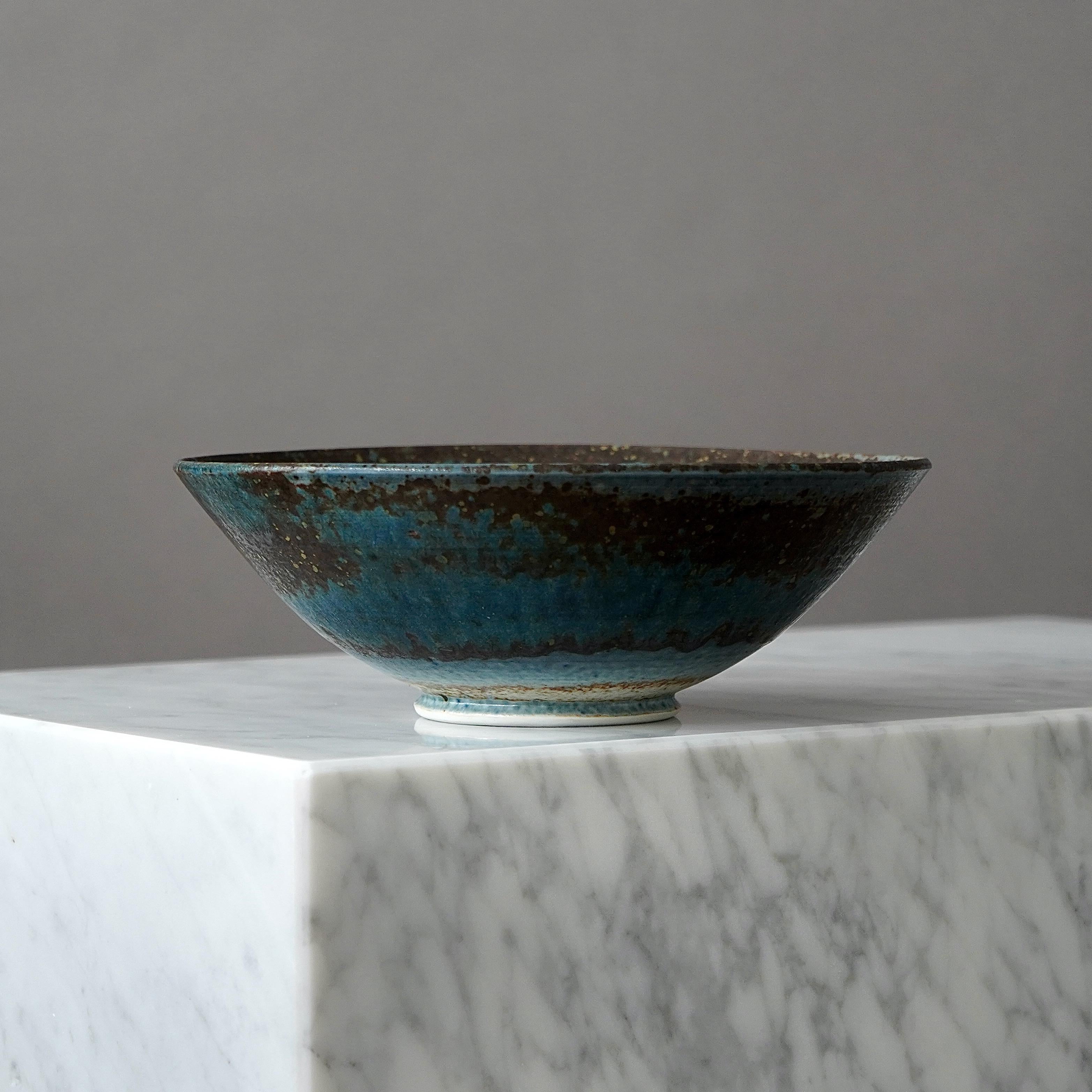 Scandinavian Modern Stoneware Bowl by Francesca Mascitti Lindh. Arabia, Finland, 1960s. For Sale