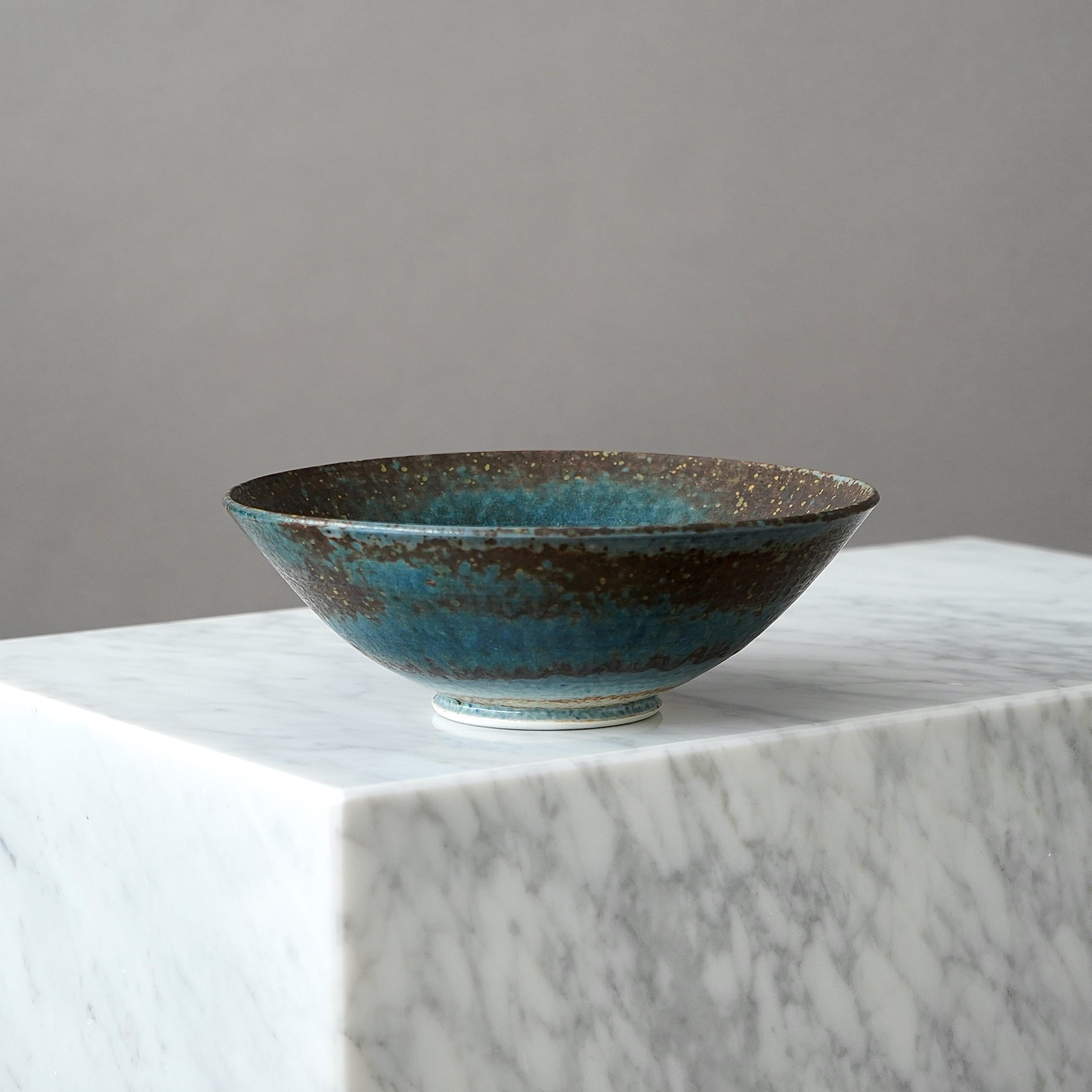 Finnish Stoneware Bowl by Francesca Mascitti Lindh. Arabia, Finland, 1960s. For Sale