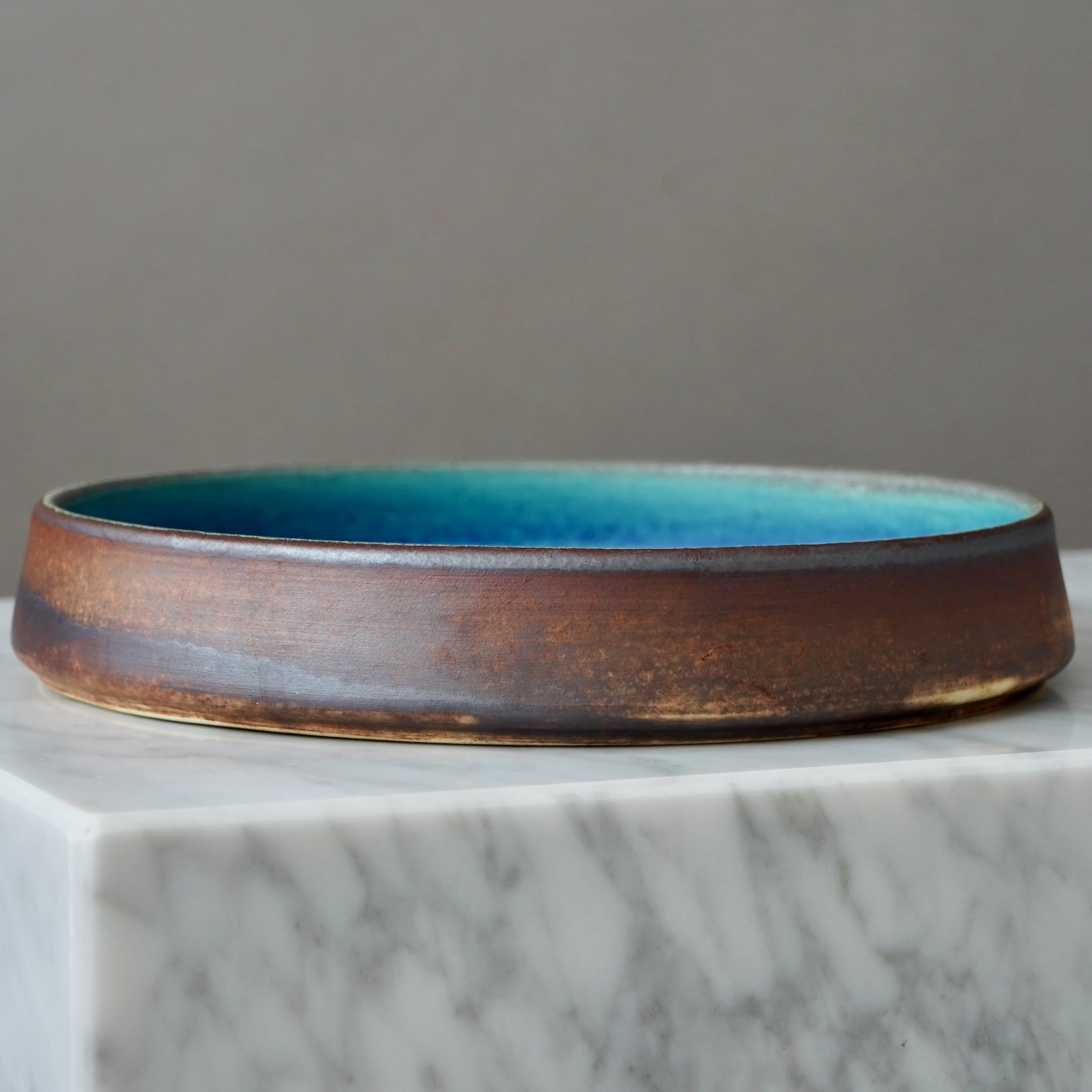 Un cuenco de gres precioso y único, hecho a mano, con un esmalte asombroso.
Fabricado por Raija Tuumi en Arabia, Finlandia, años sesenta.

Excelente estado. 
Firma incisa 