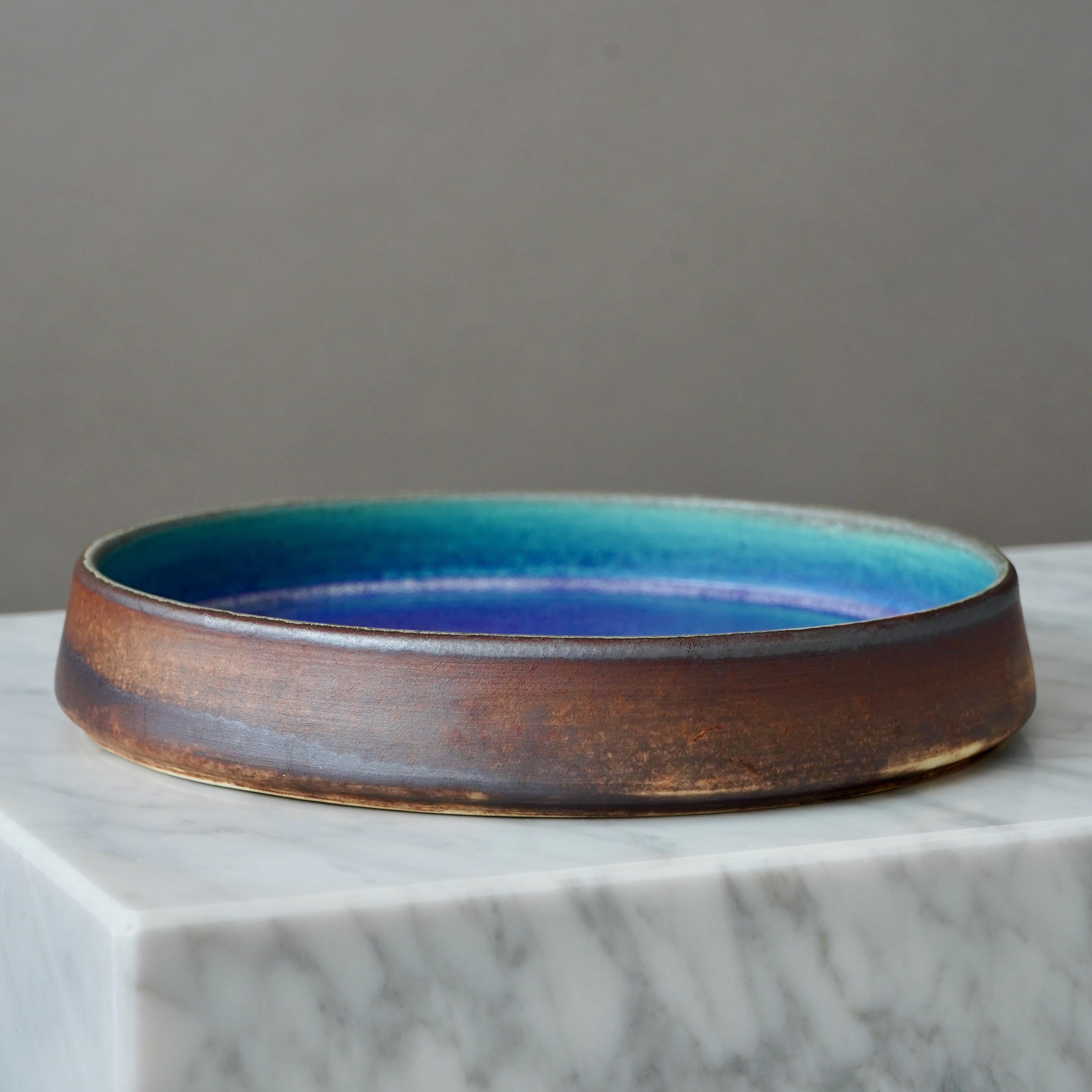 Cuenco de gres de Raija Tuumi para Arabia, Finlandia, años 60. Azul y Marrón. Glaseado en venta