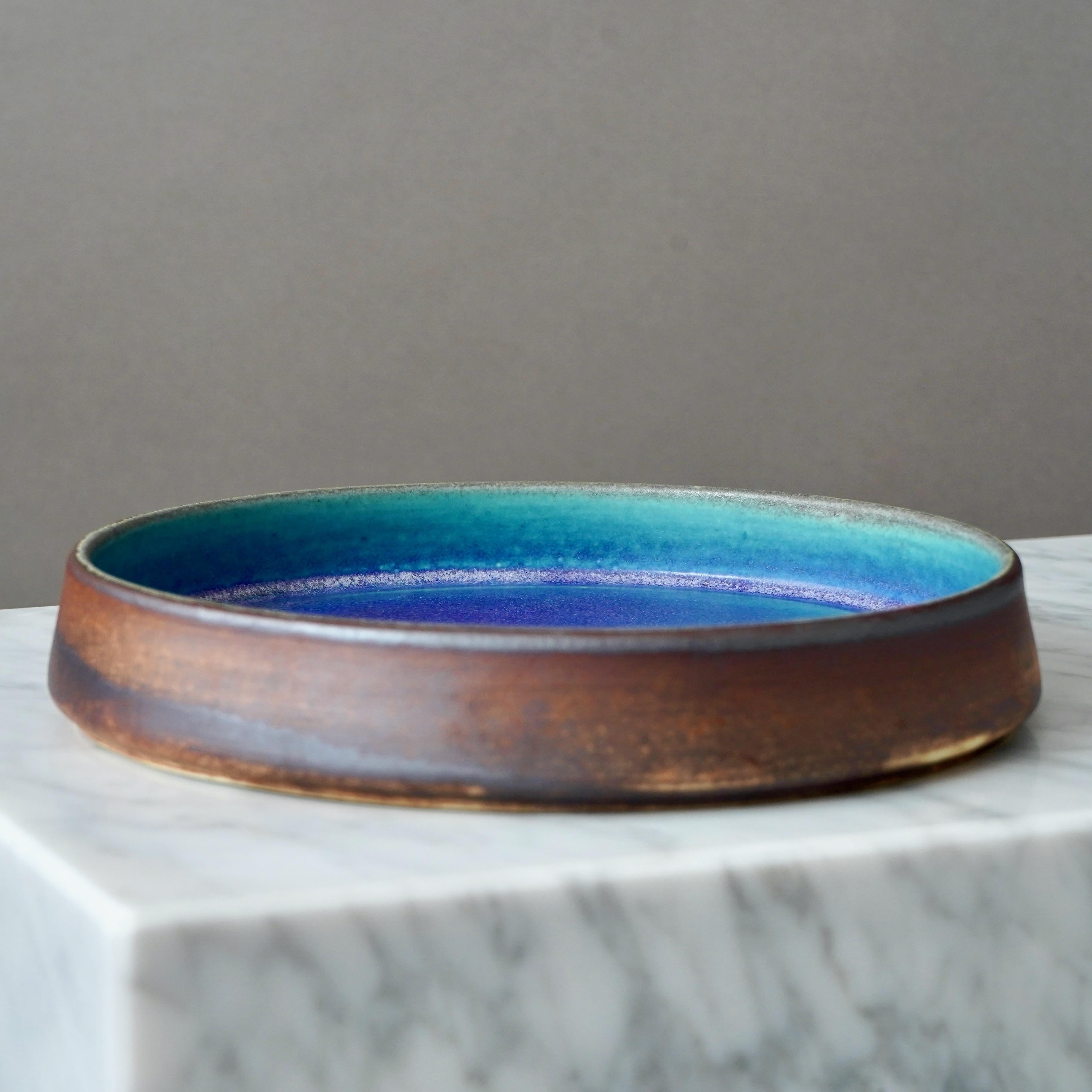 Cuenco de gres de Raija Tuumi para Arabia, Finlandia, años 60. Azul y Marrón. en Bueno estado para la venta en Malmö, SE