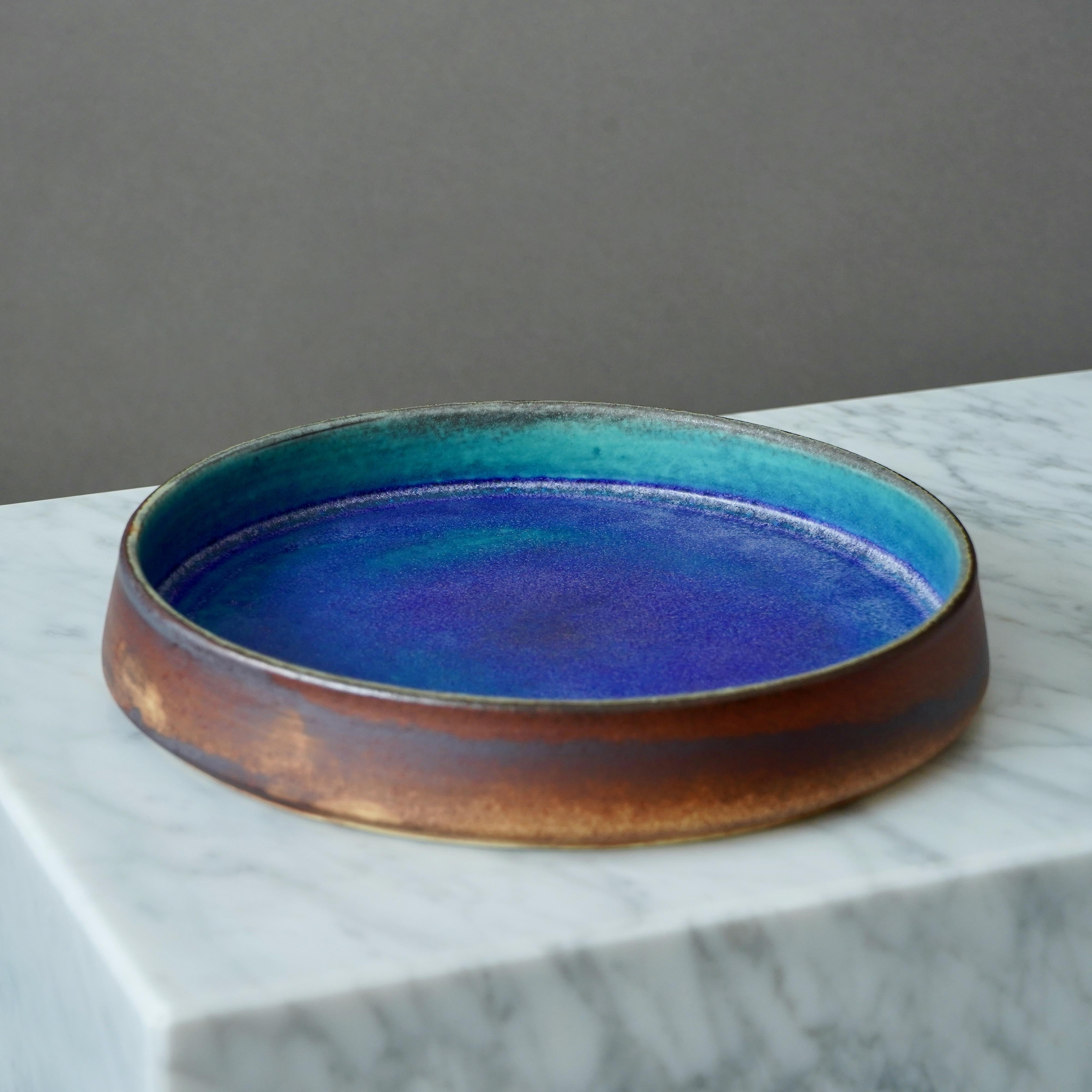 Cuenco de gres de Raija Tuumi para Arabia, Finlandia, años 60. Azul y Marrón. Cerámico en venta