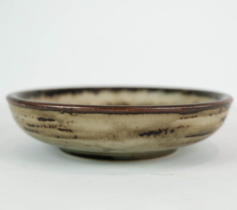 Stoneware bowl in brown colors, no.: 21567 by Gerd Bøgelund for Royal Copenhagen. The bowl is in great vintage condition.