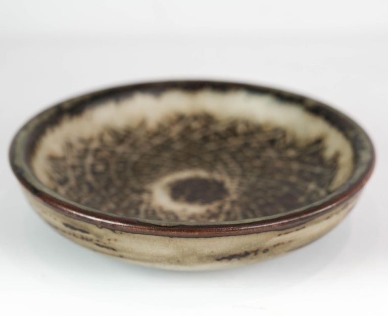 Scandinavian Modern Stoneware Bowl in Brown Colors, No. 21567 by Gerd Bøgelund for Royal Copenhagen For Sale
