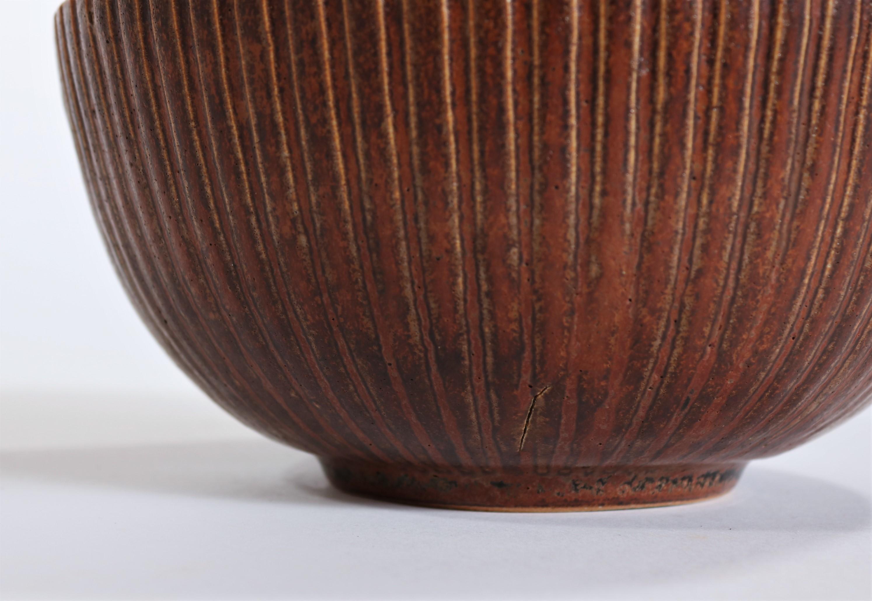 Large 1930s Arne Bang Stoneware Bowl with Oxblood Glaze In Good Condition In Odense, DK