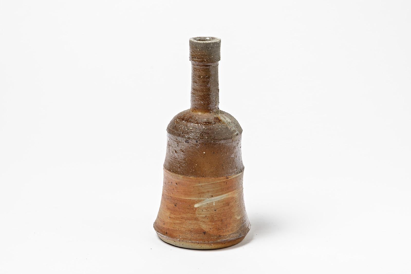 Jean Linard

Realised in La Borne, elegant ceramic bottle.

Decorative brown ceramic object.

Signed under the base.

Measures: Height 22cm, large 11cm.
