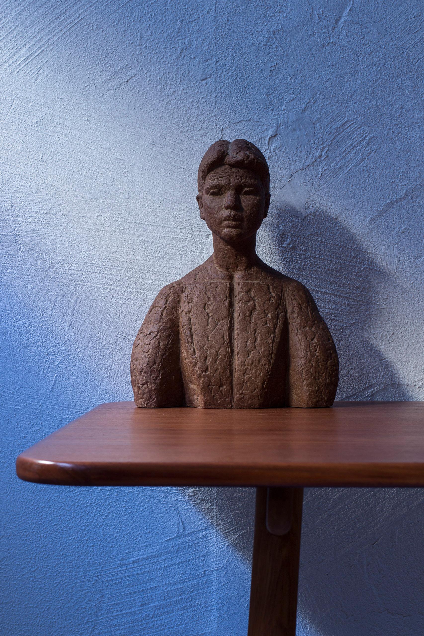 Mid-20th Century Stoneware bust by Liss Eriksson, Sweden, 1950s. Oak earring and hairpin For Sale