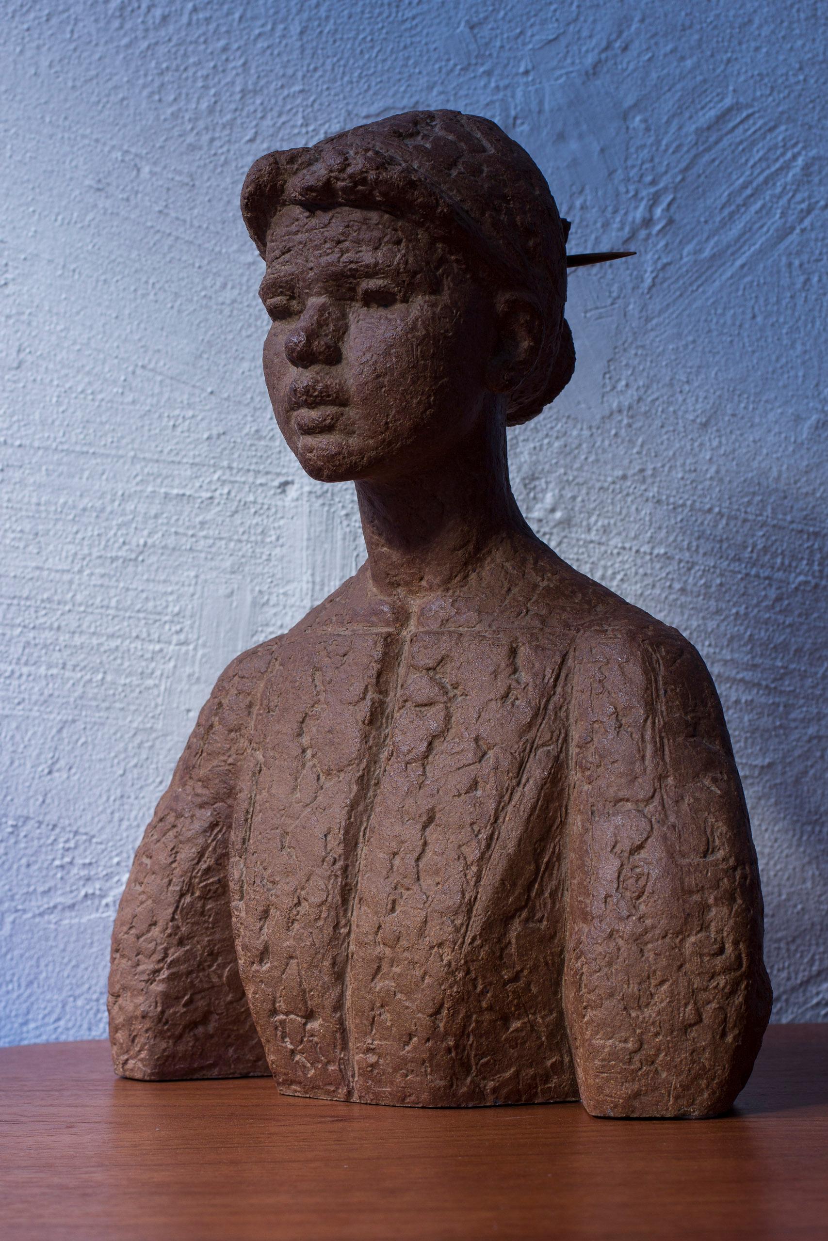 Buste en grès de Liss Eriksson, Suède, années 1950. Boucle d'oreille et épingle à cheveux en Oak en vente 1
