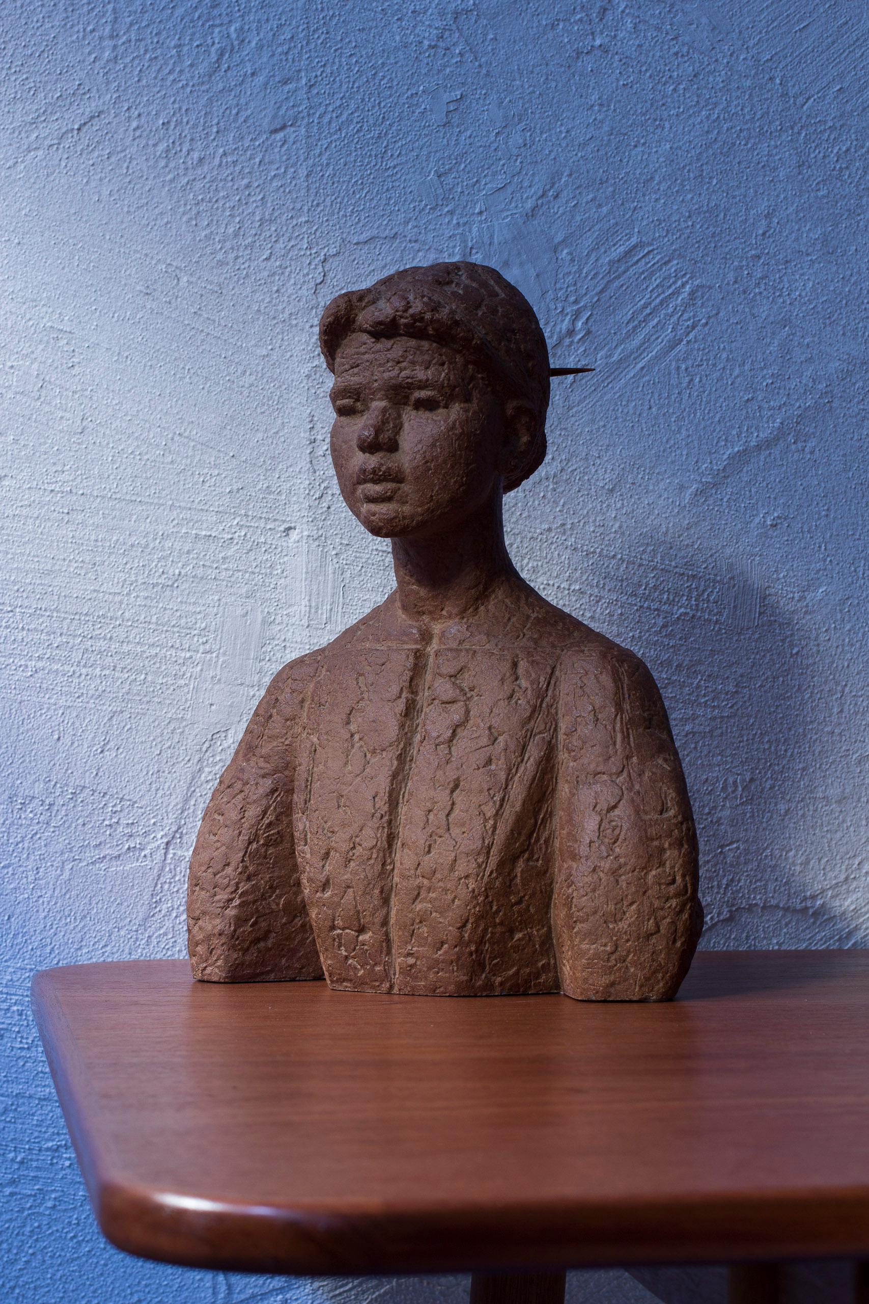 Buste en grès de Liss Eriksson, Suède, années 1950. Boucle d'oreille et épingle à cheveux en Oak en vente 2