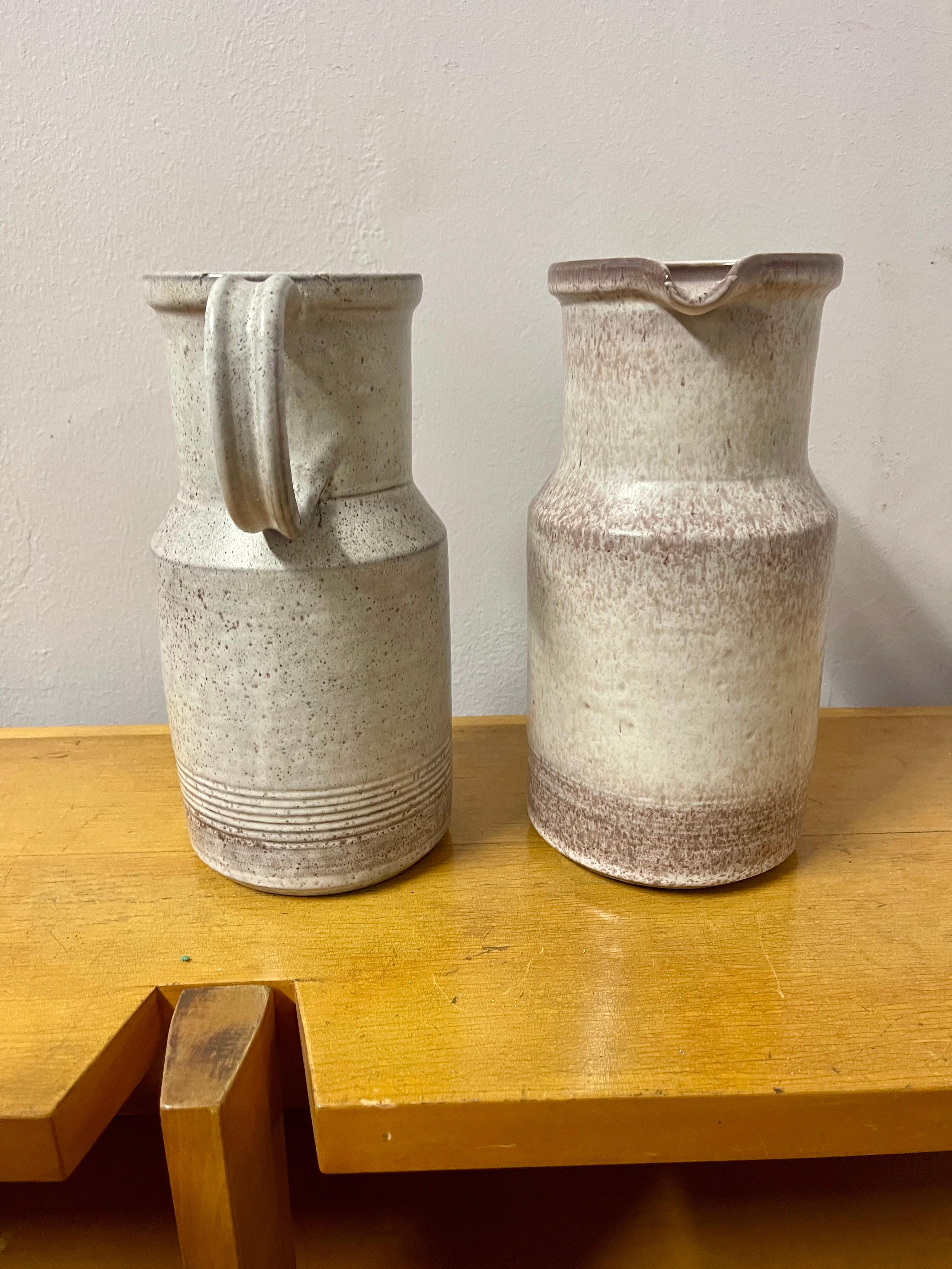 Zwei Tischkaraffen aus Grés-Keramik aus der Kollektion des italienischen Keramikers und Designers Alessio Tasca (Nove 1929 - Heilbronn 2020) aus den 1970er Jahren.

